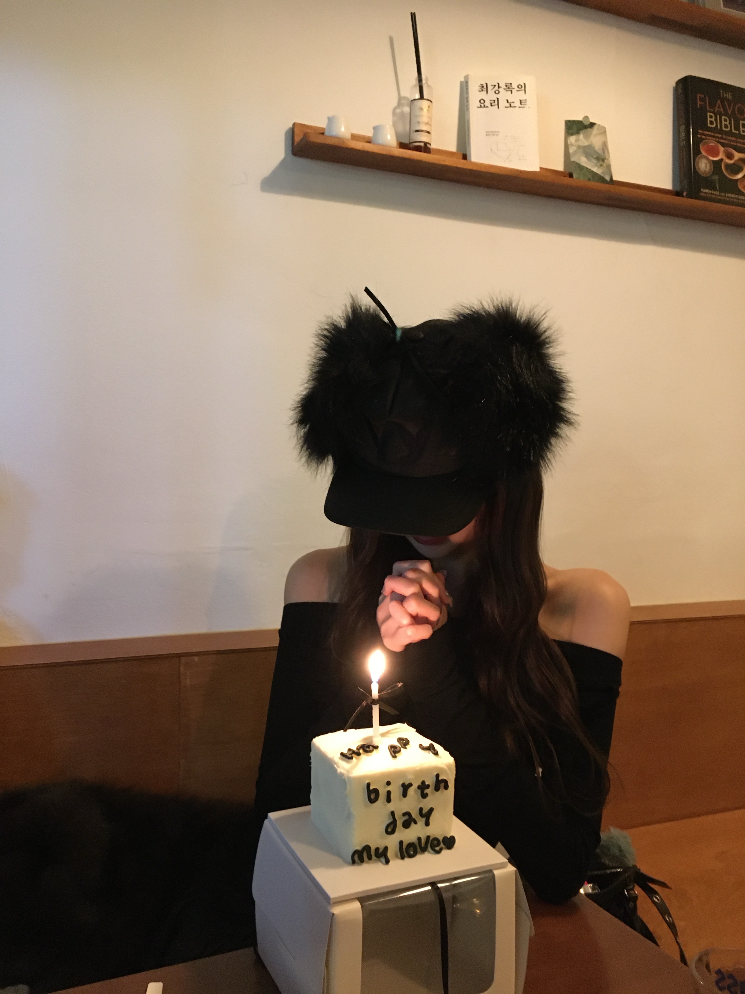 Open Yy Faux Fur Earflap Cap Black, NUMBERING #3729 Round Brilliant Gradient Cross Necklace White 착용 스타일 - 5