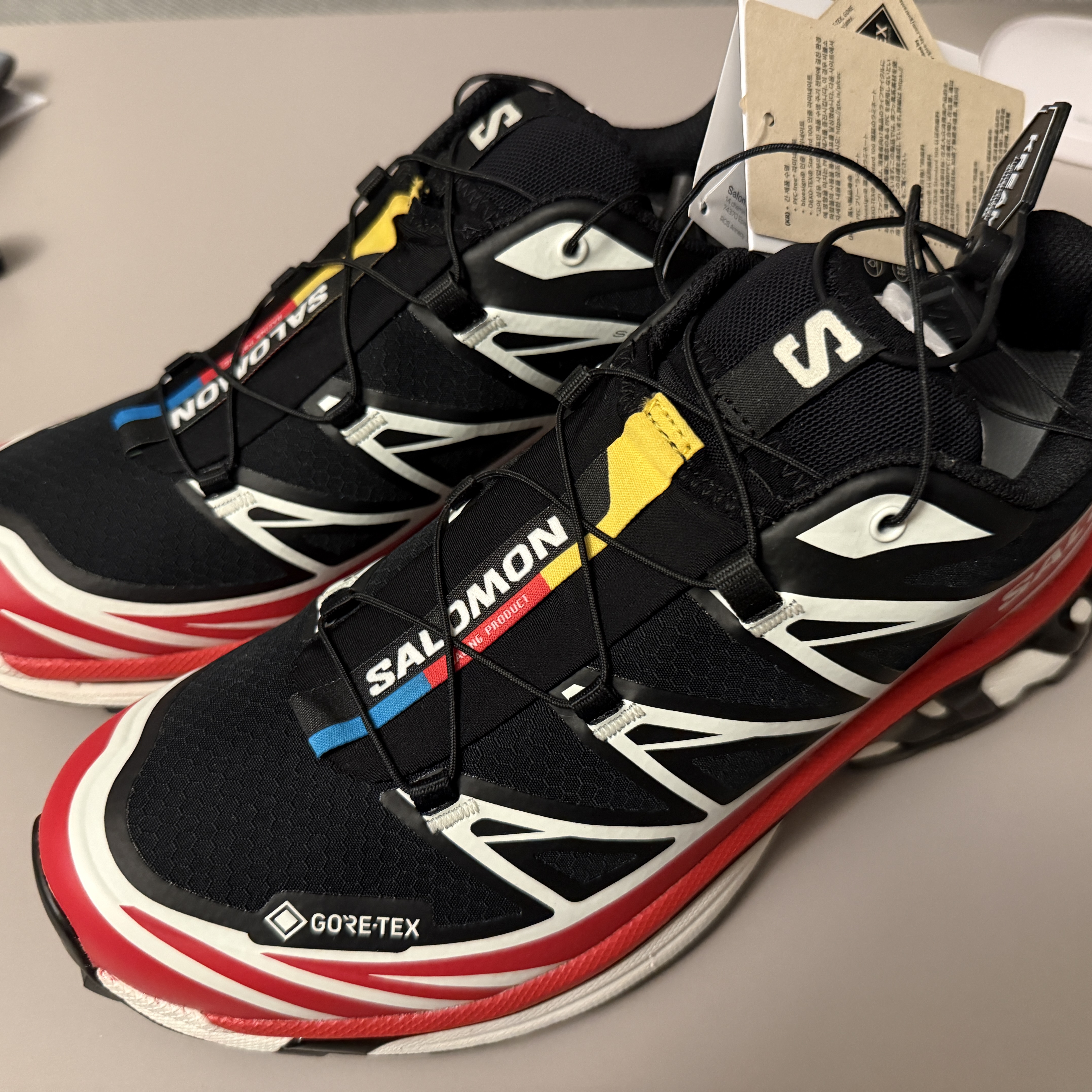 Salomon XT-6 GTX Black Flame Scarlet 착용 스타일