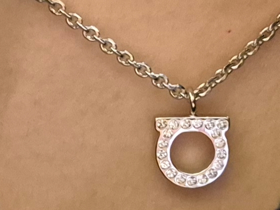 (W) Ferragamo Gancini Small Crystals Necklace Brass Glass & Palladium 착용 스타일