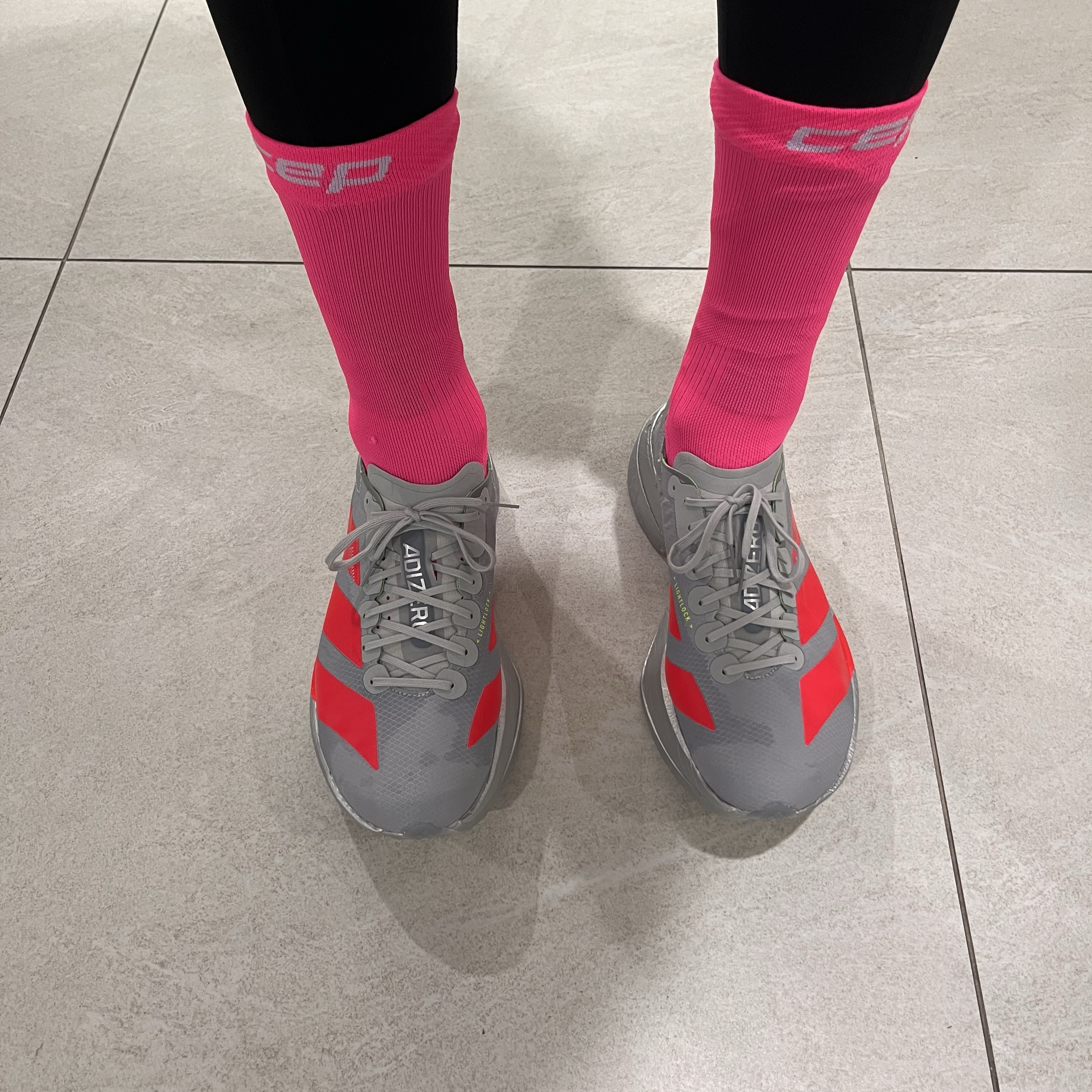 CEP Core Run Mid Cut Socks V5 Pink, Adidas Adizero Adios Pro 4 Silver Metallic Lucid Red 착용 스타일
