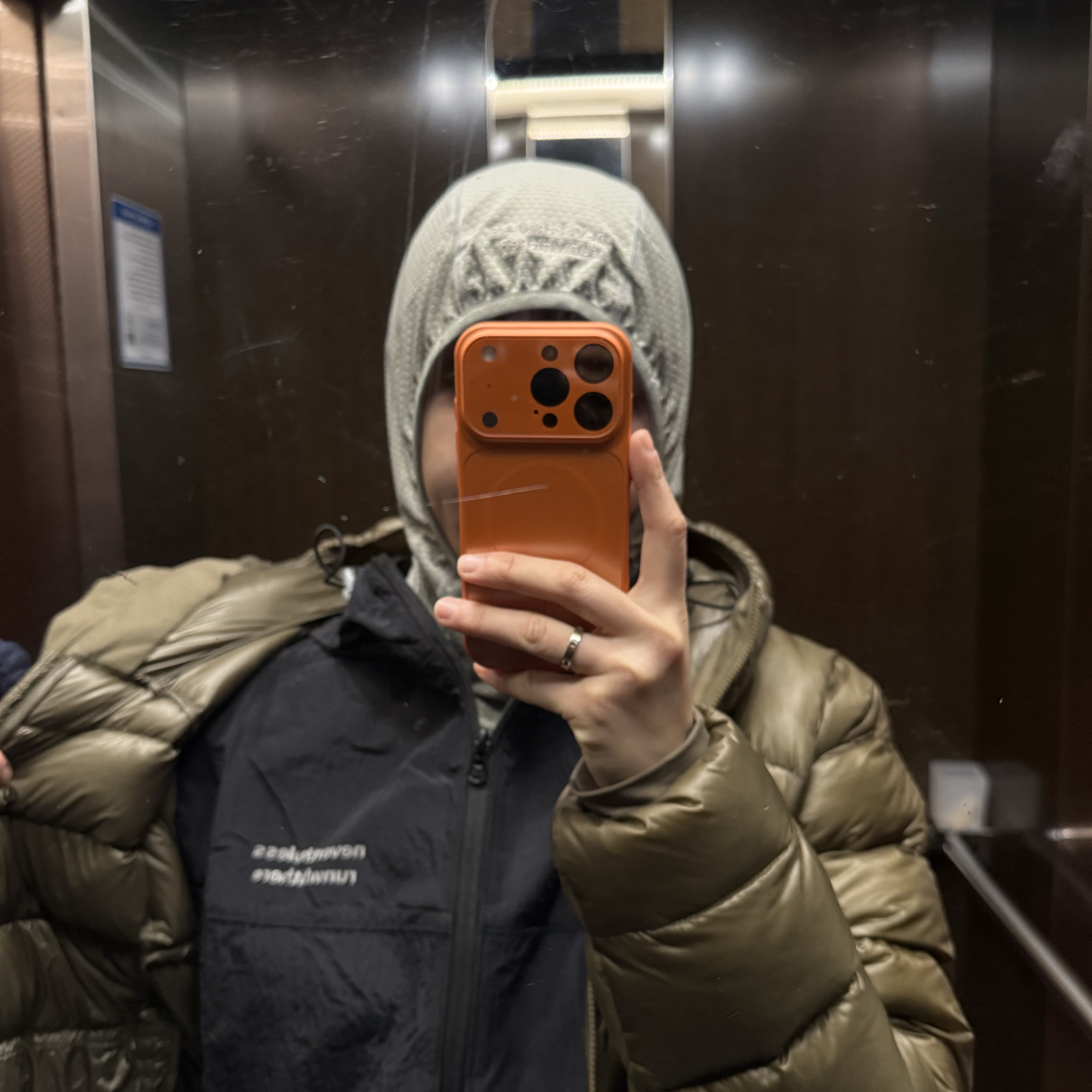 [KREAM 단독] runwhither Windbreaker Jacket V2 Black 착용 스타일