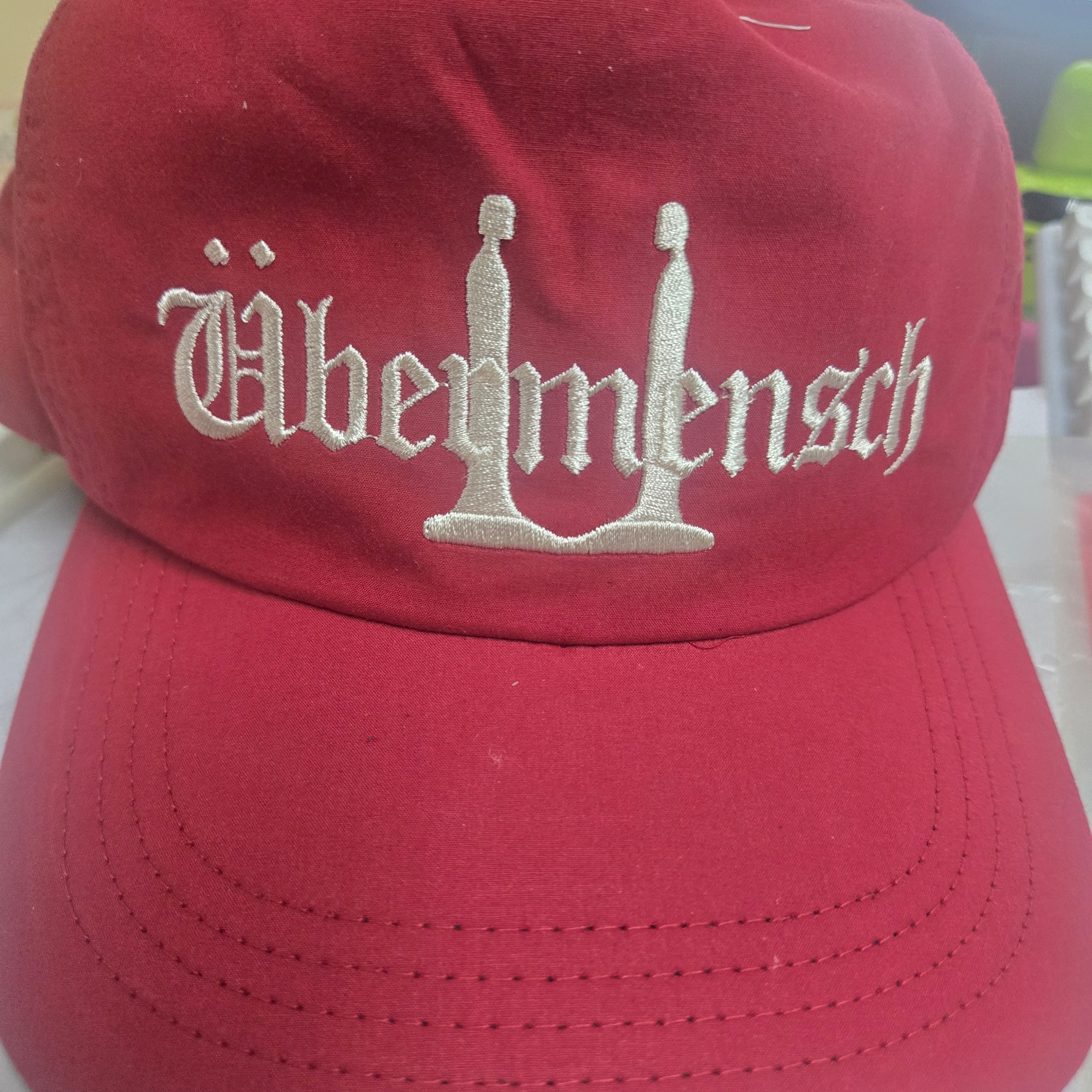G-DRAGON Ubermensch Cap Burgundy 착용 스타일