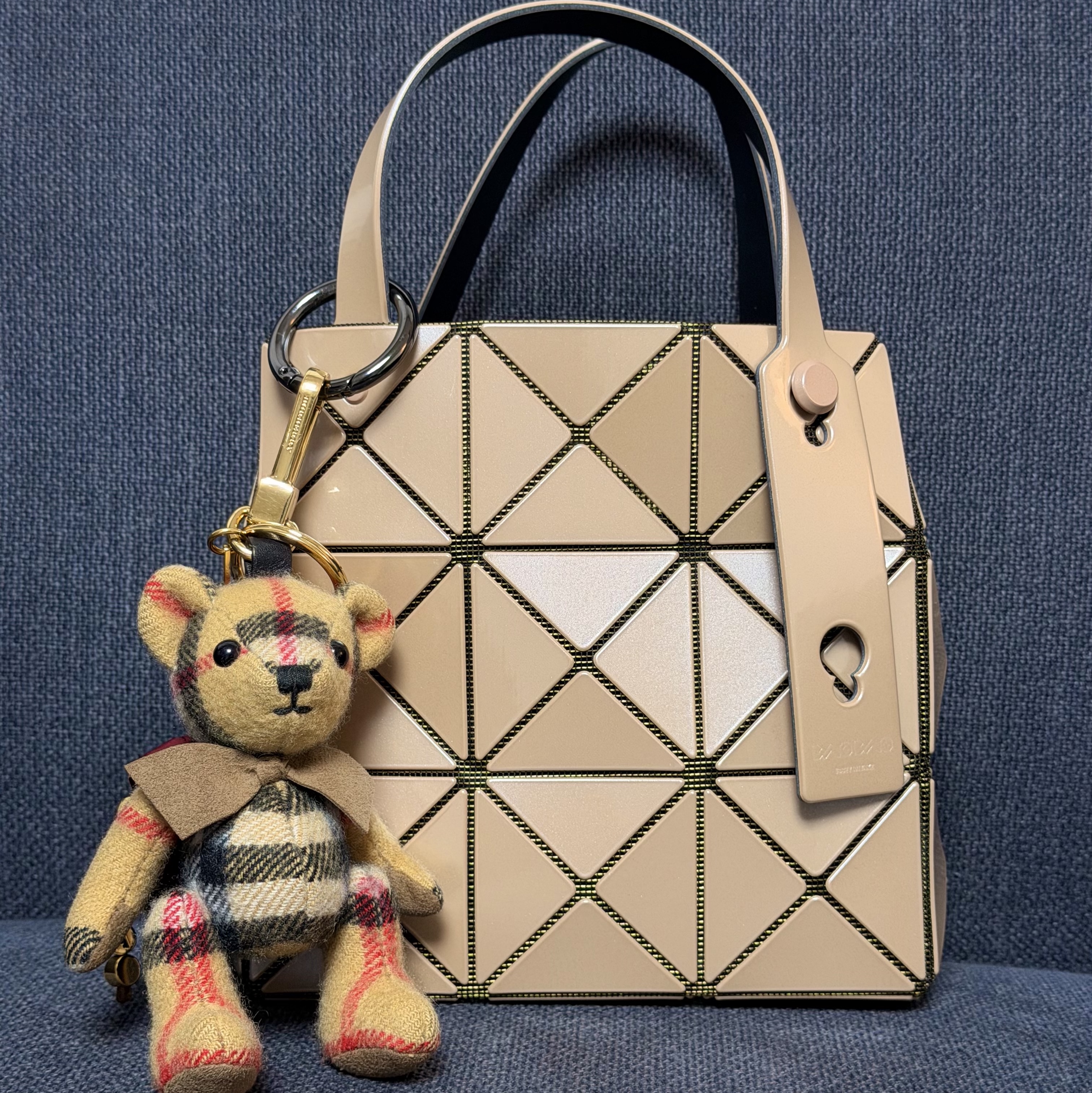 Burberry Bow Tie Thomas Bear Charm Archive Beige, Bao Bao Issey Miyake Carat Handbag Yellow Beige 착용 스타일