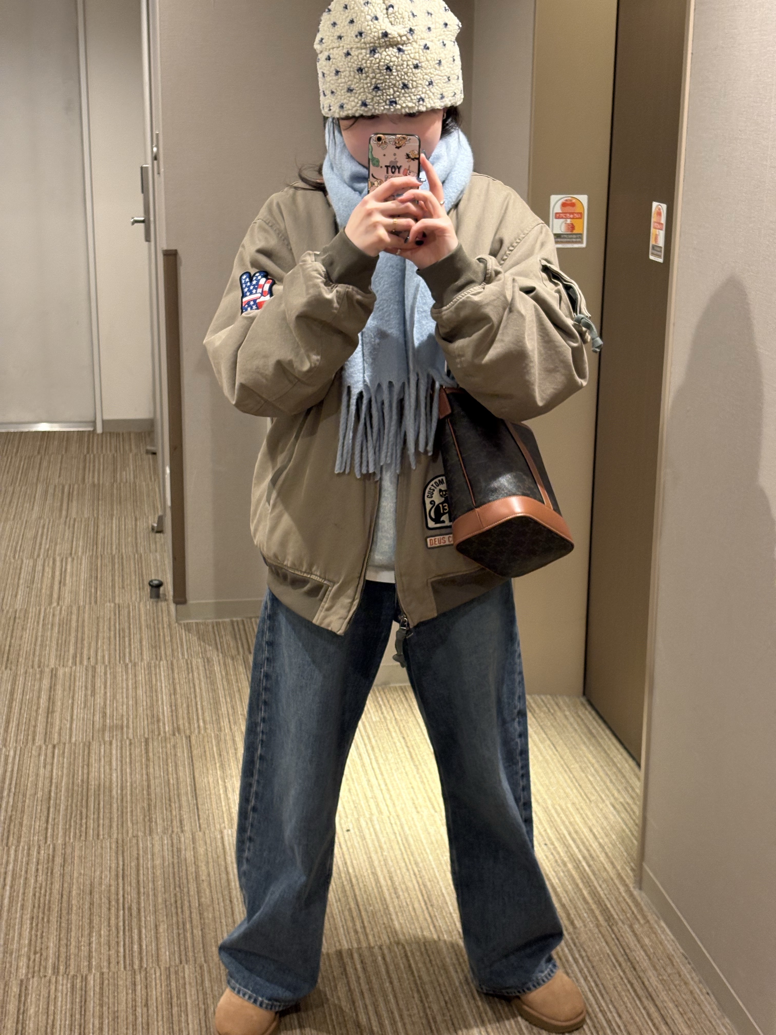 UGG Classic Mini Boots Chestnut, (W) Uniqlo Baggy Curve Jeans Blue - JP 착용 스타일 - 1
