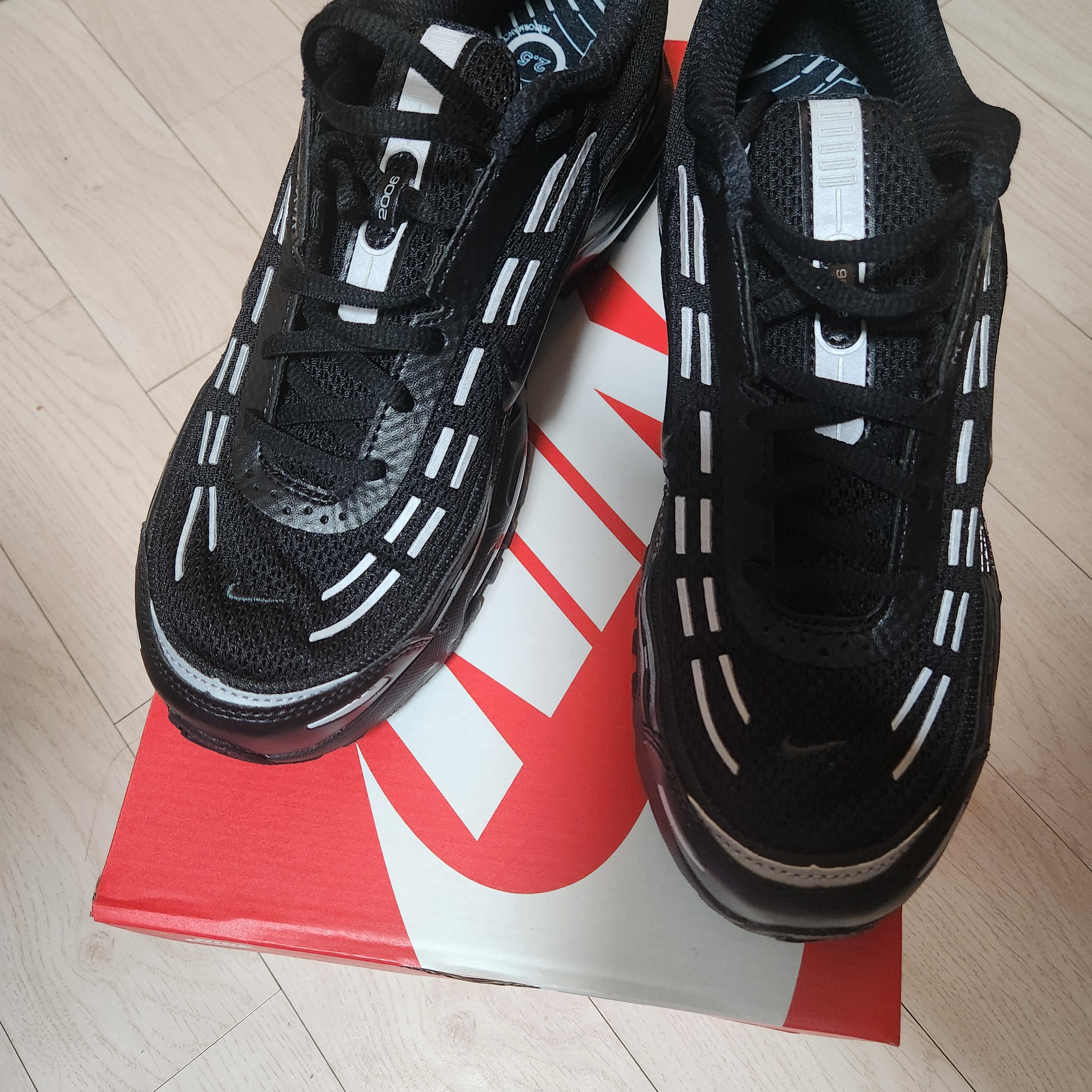Nike Air Max TL 2.5 Black and Metallic Silver 착용 스타일 - 2