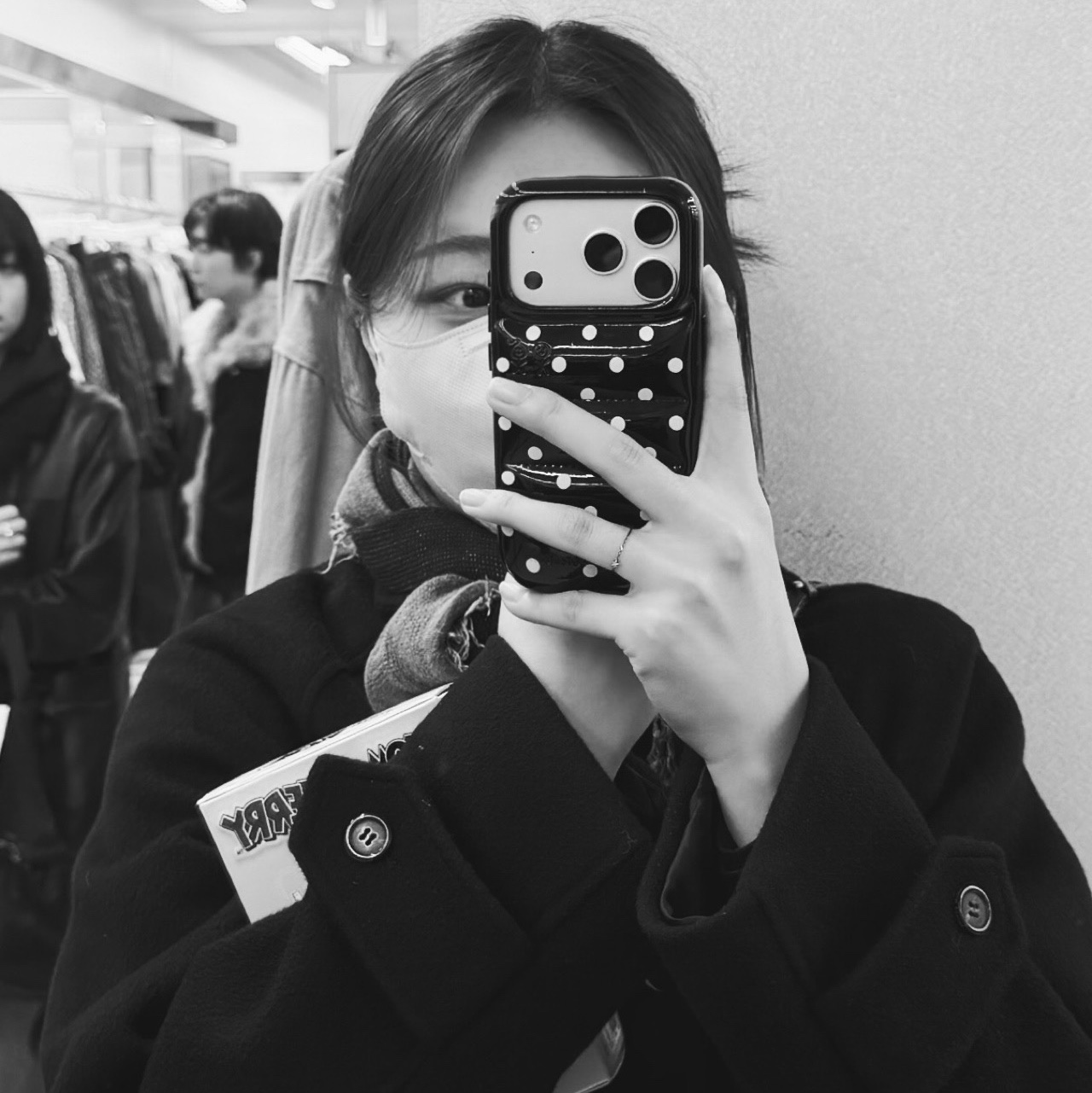 Urbansophistication The Puffer Case Polka Dots 착용 스타일