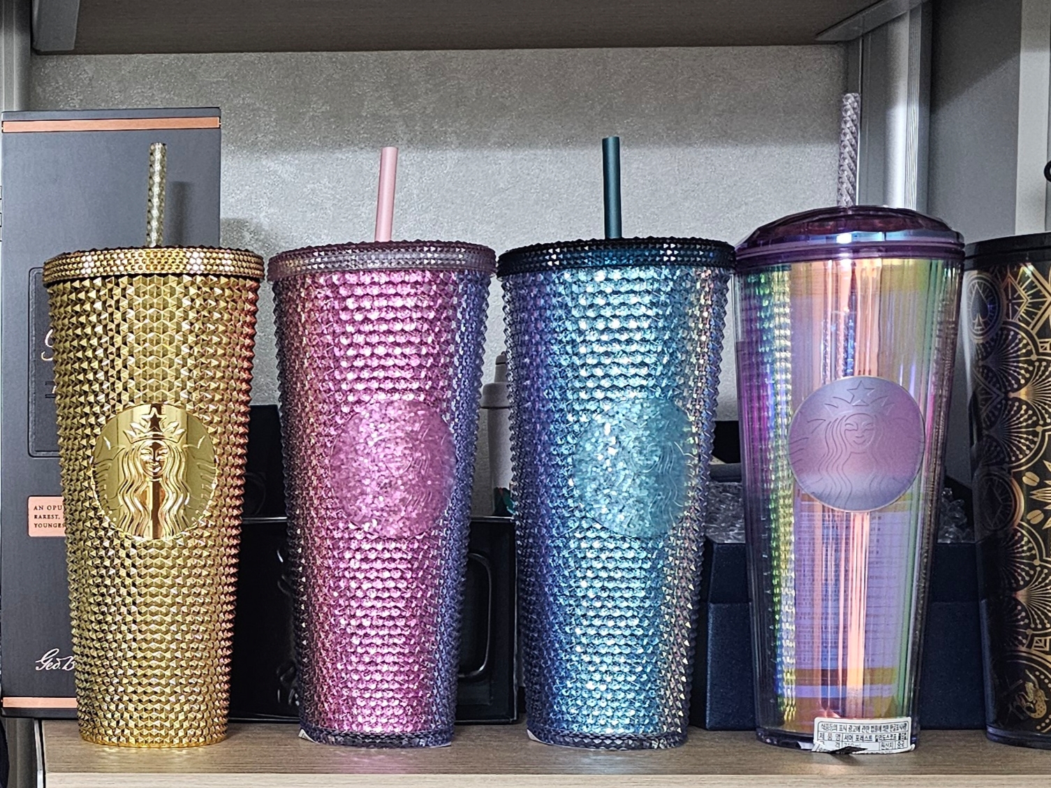 Starbucks Victory Pink Bling Stud Cold Cup 710ml, Starbucks Victory Green Bling Stud Cold Cup 710ml 착용 스타일