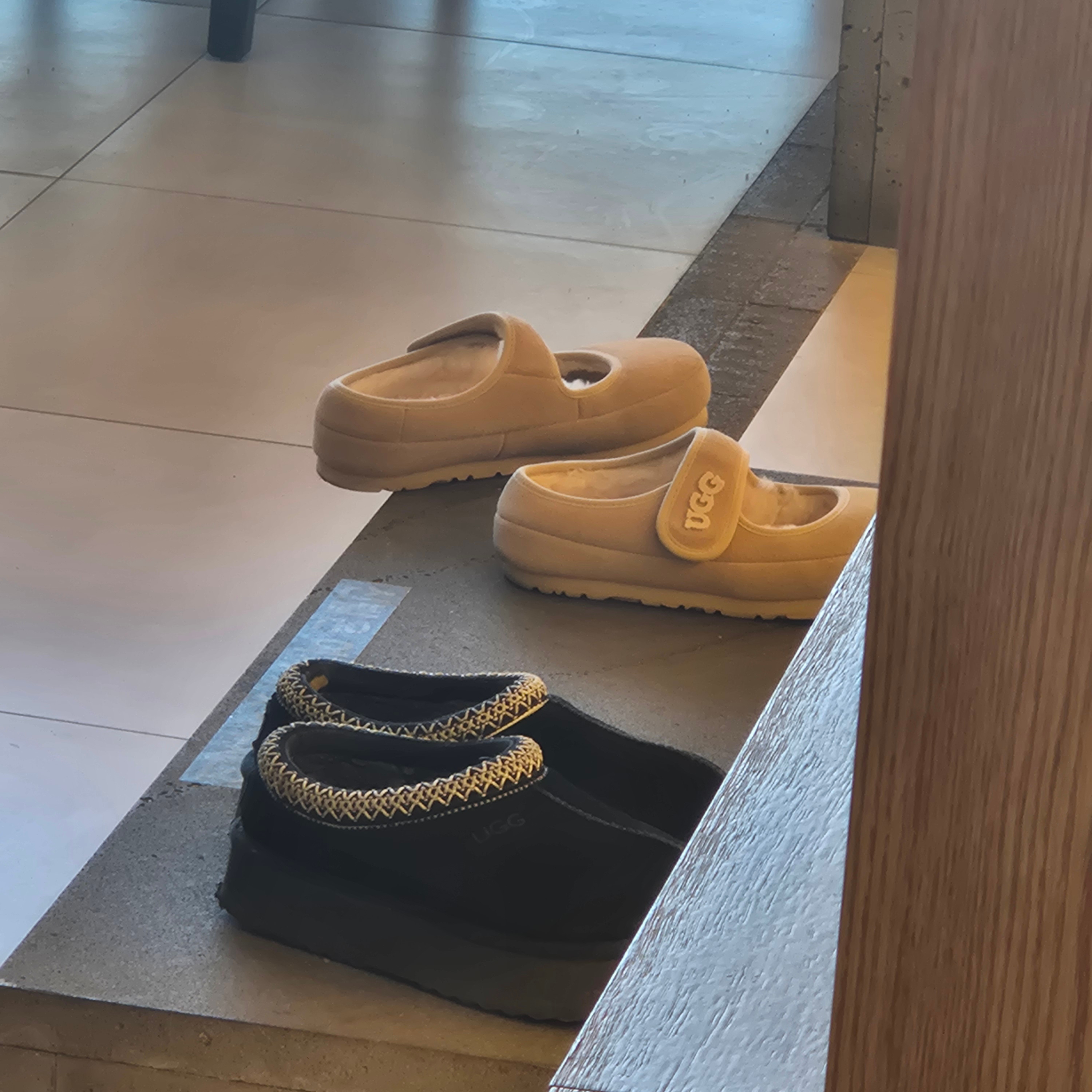 UGG Tasman II Slipper Black 착용 스타일