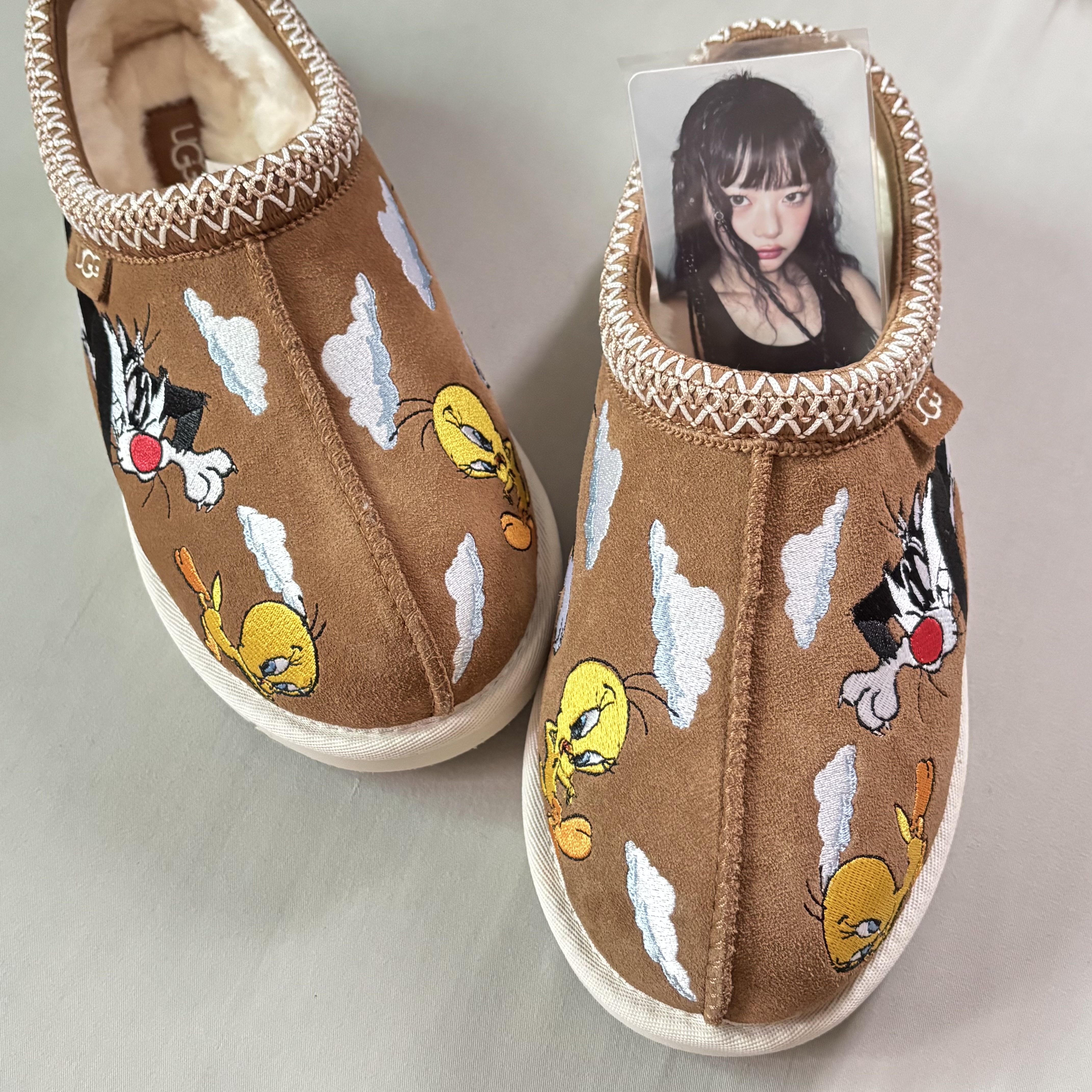 UGG x Palace x Looney Tunes Tasman Slipper Chestnut 착용 스타일 - 3