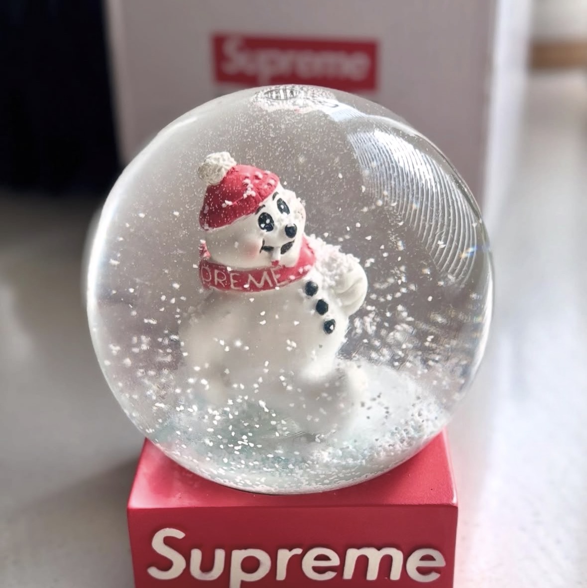 Supreme Snowman Snowglobe Red 착용 스타일