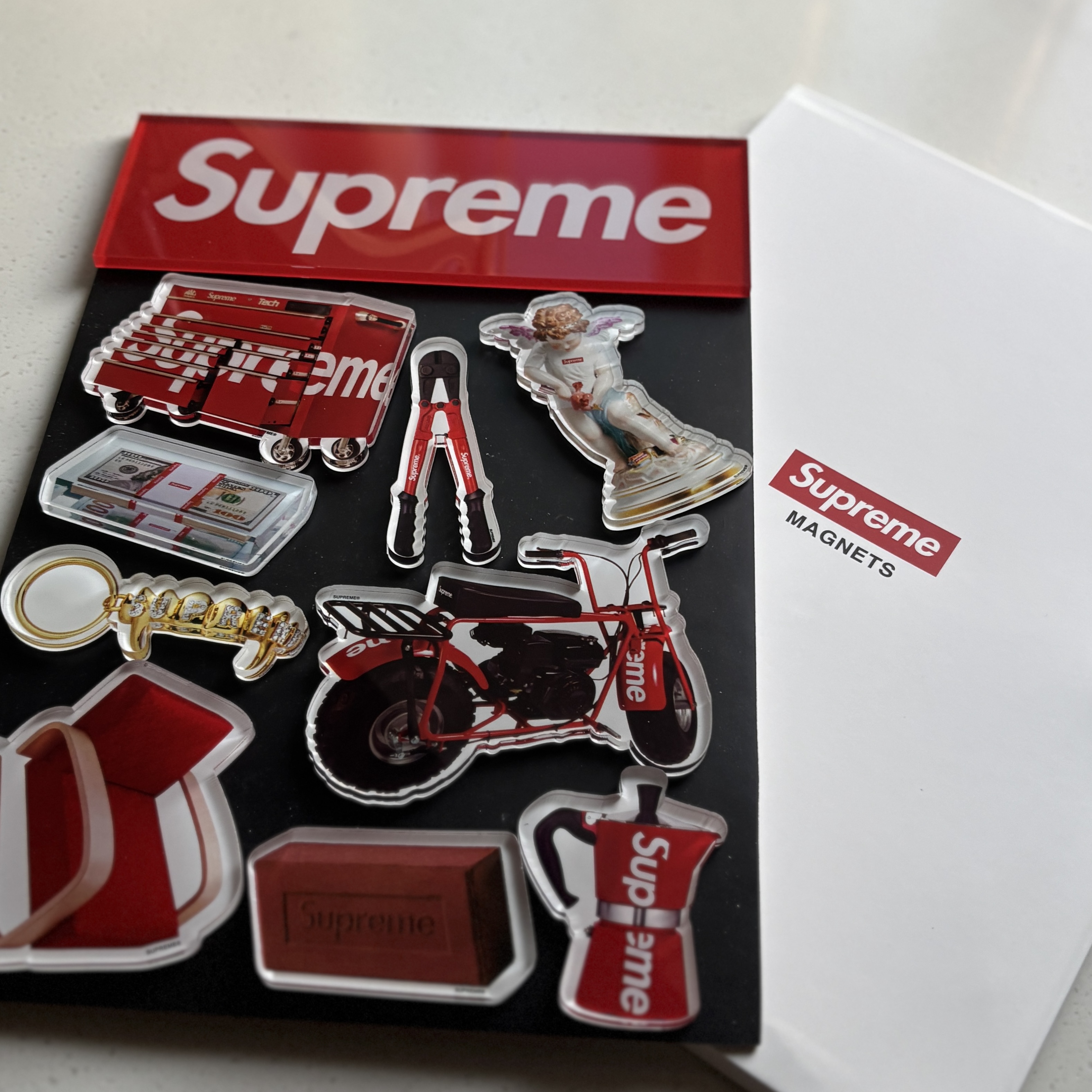 Supreme Magnets (10 Pack) 착용 스타일
