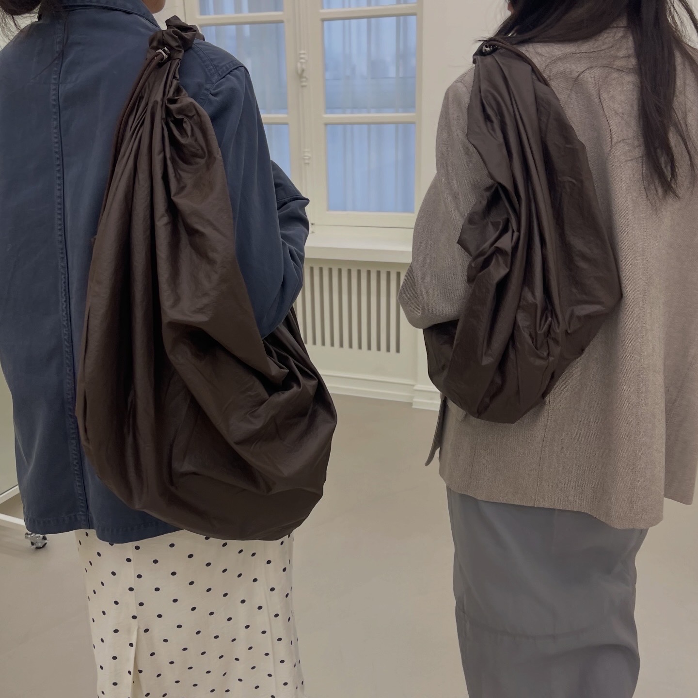 ACOC Glossy Large Tangle Twist Bag_Brown 착용 스타일