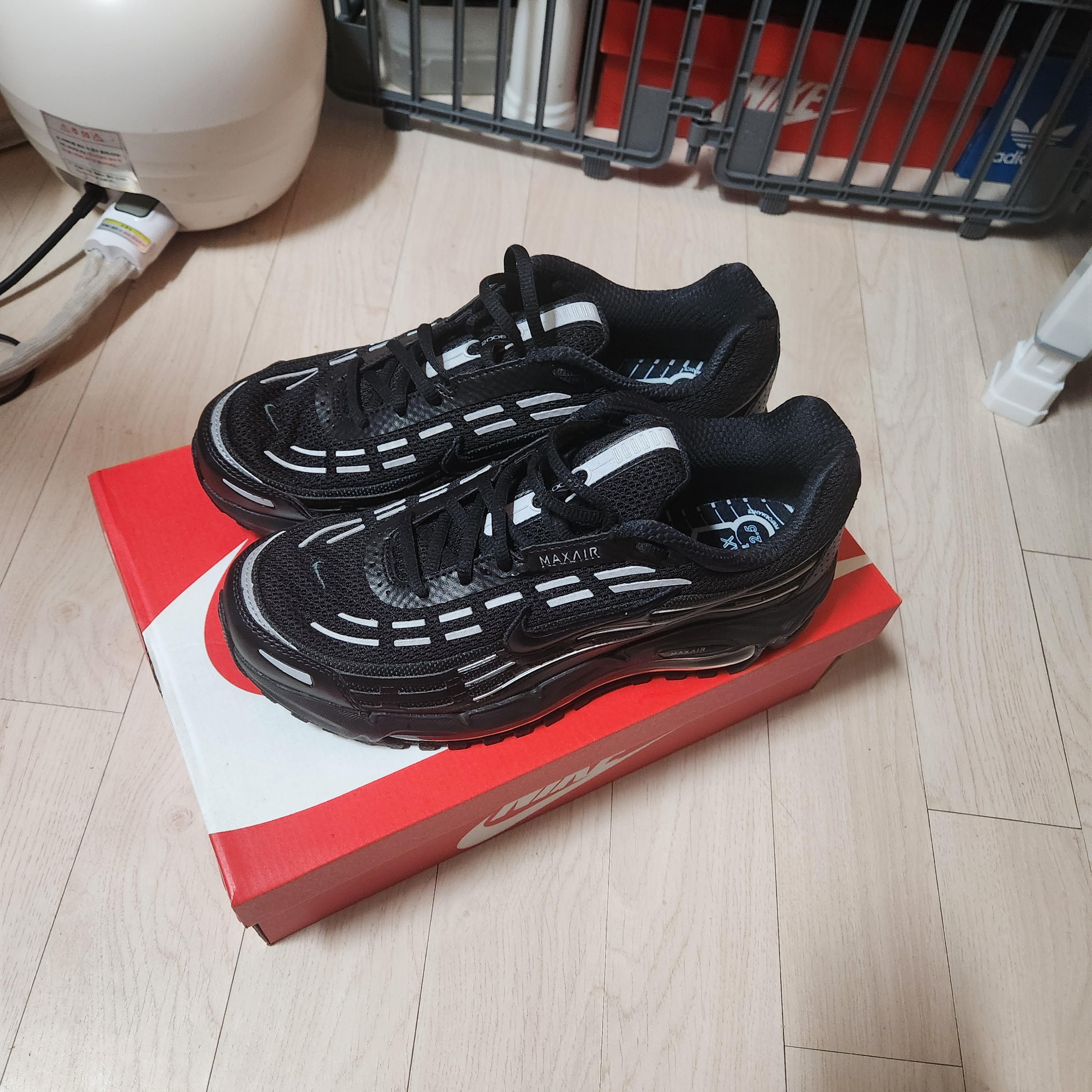 Nike Air Max TL 2.5 Black and Metallic Silver 착용 스타일 - 3