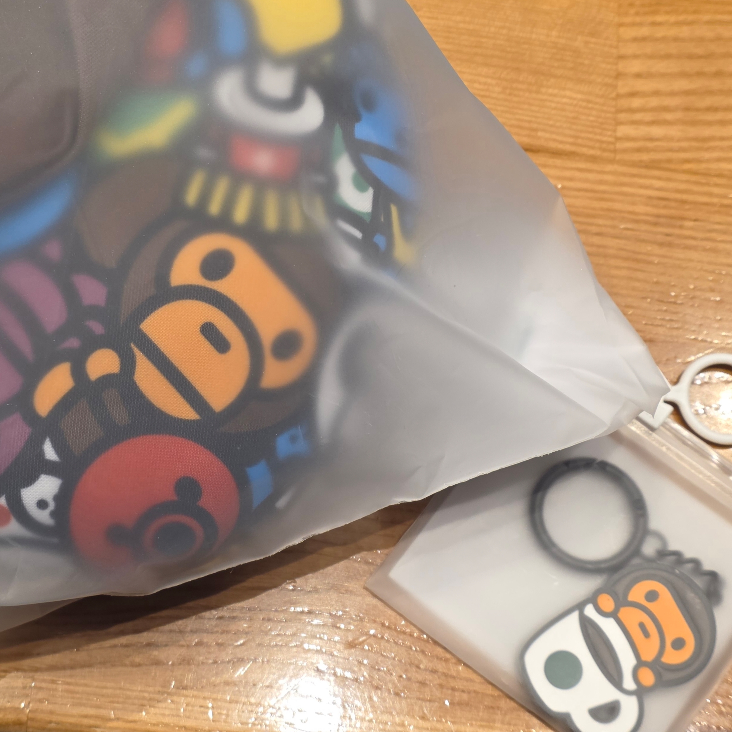 Starbucks x BAPE Baby Milo Neck Pillow, Starbucks x BAPE Baby Milo Keychain 착용 스타일