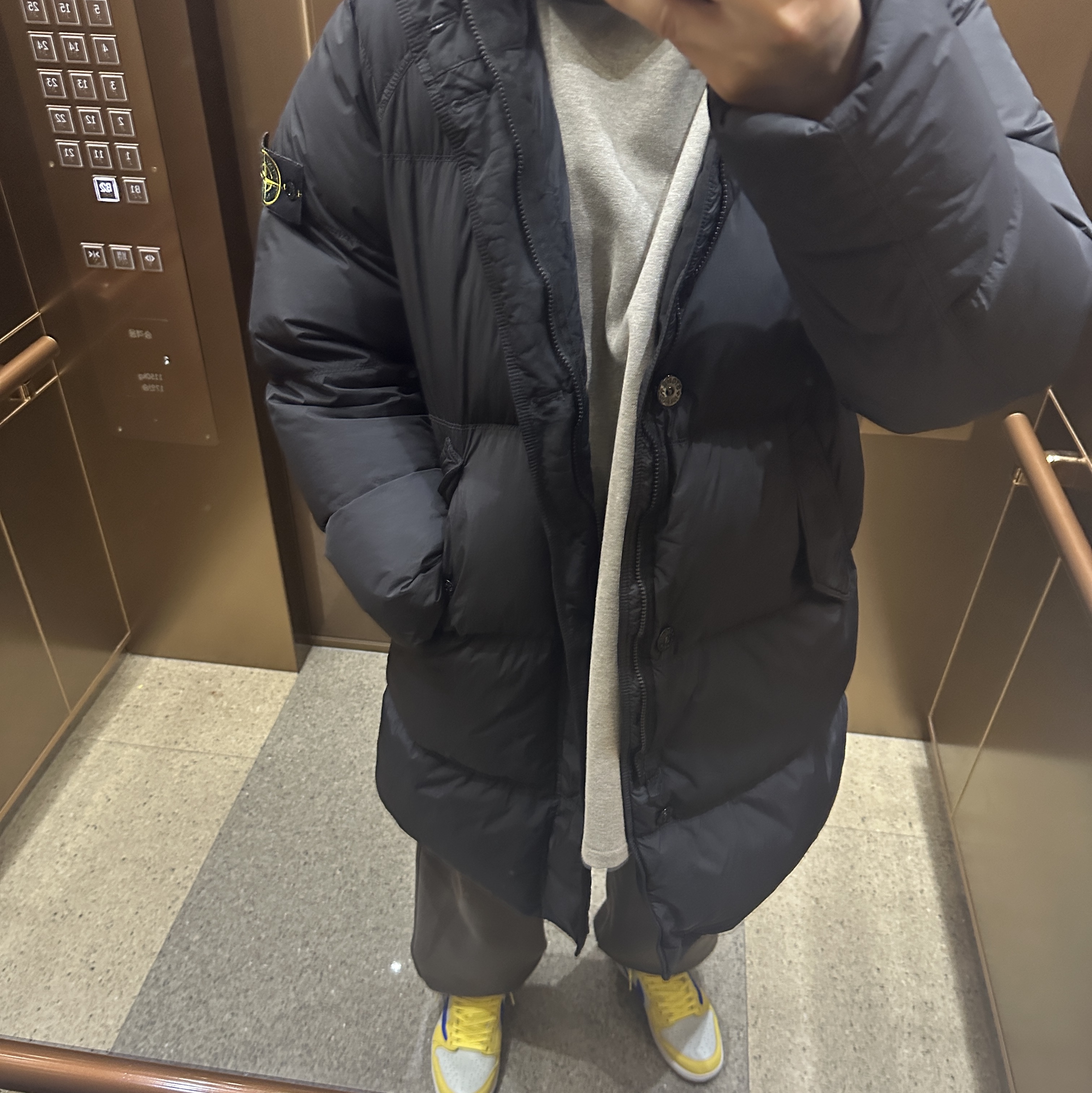 (W) Jordan 1 x Travis Scott Retro Low OG SP Canary, Stone Island 70123 Crinkle Reps R-NY Wind Resistant Down Parka Black - 24FW 착용 스타일