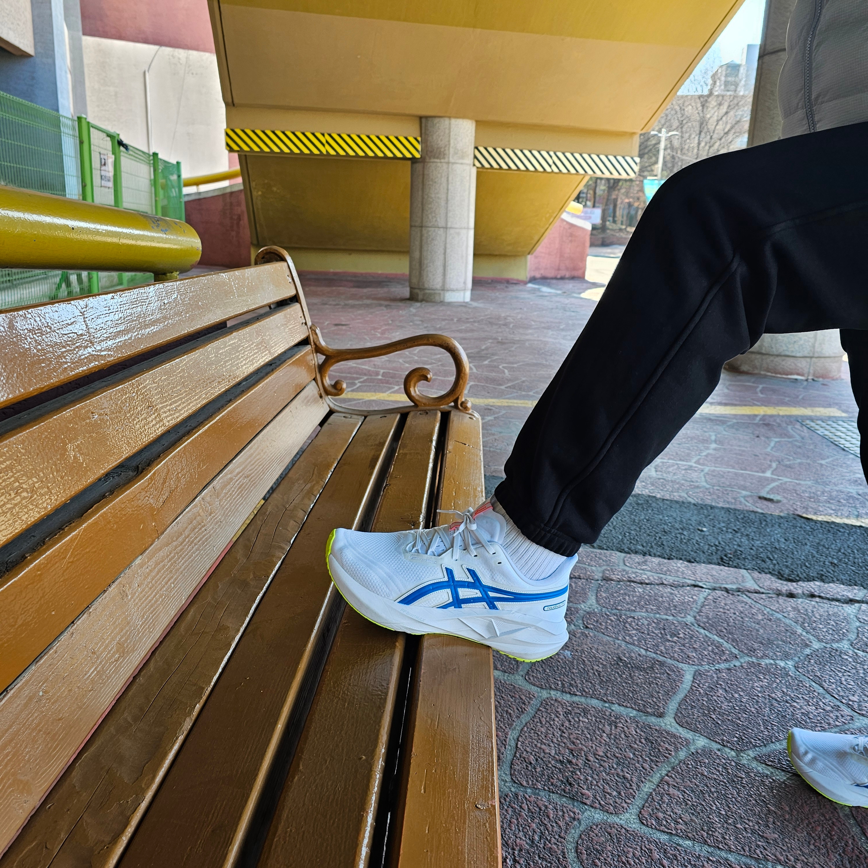 Asics Novablast 5 White Tuna Blue 착용 스타일 - 3