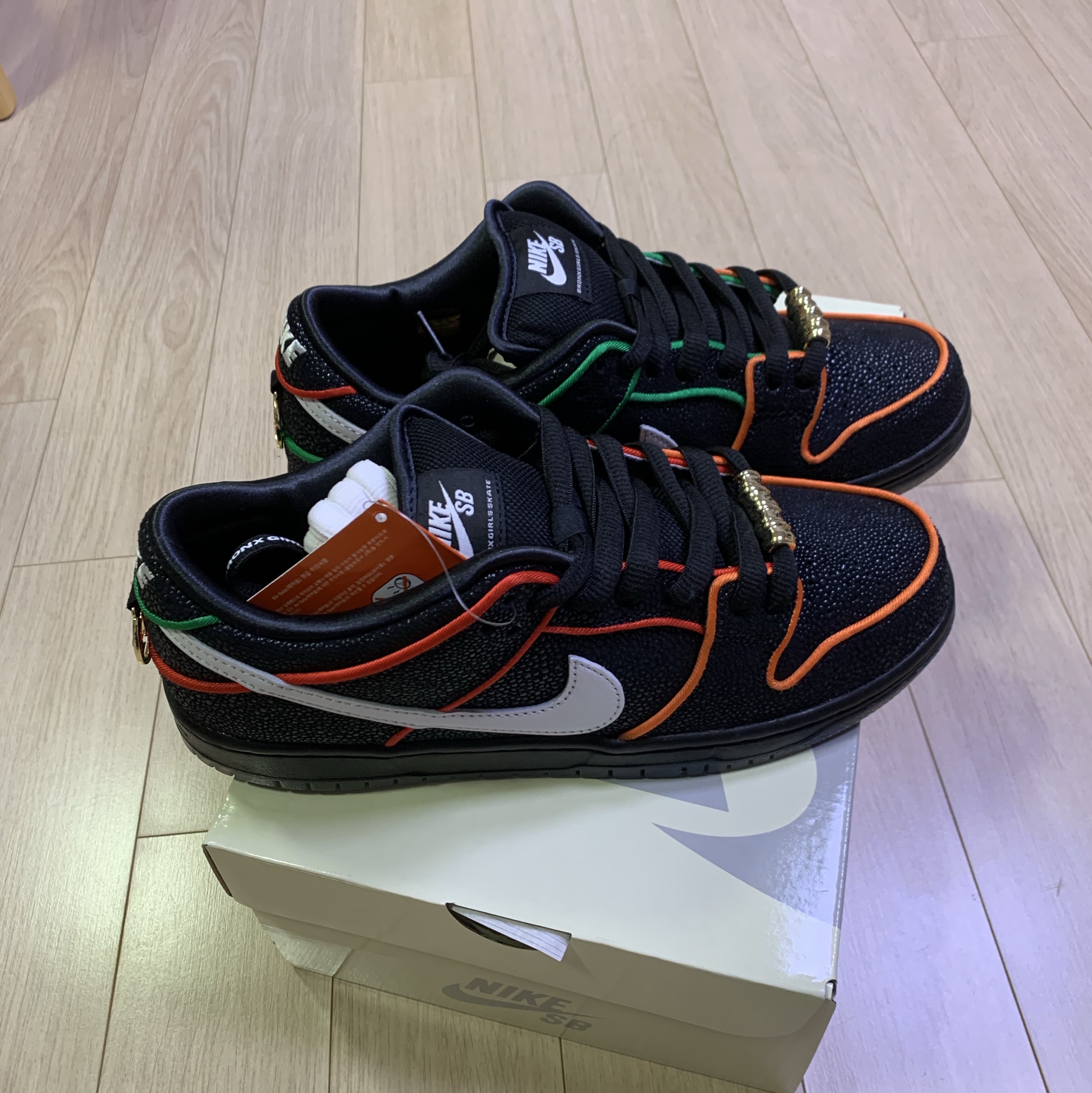 Nike x Bronx Girls Skate SB Dunk Low Black and Challenge Red 착용 스타일 - 3
