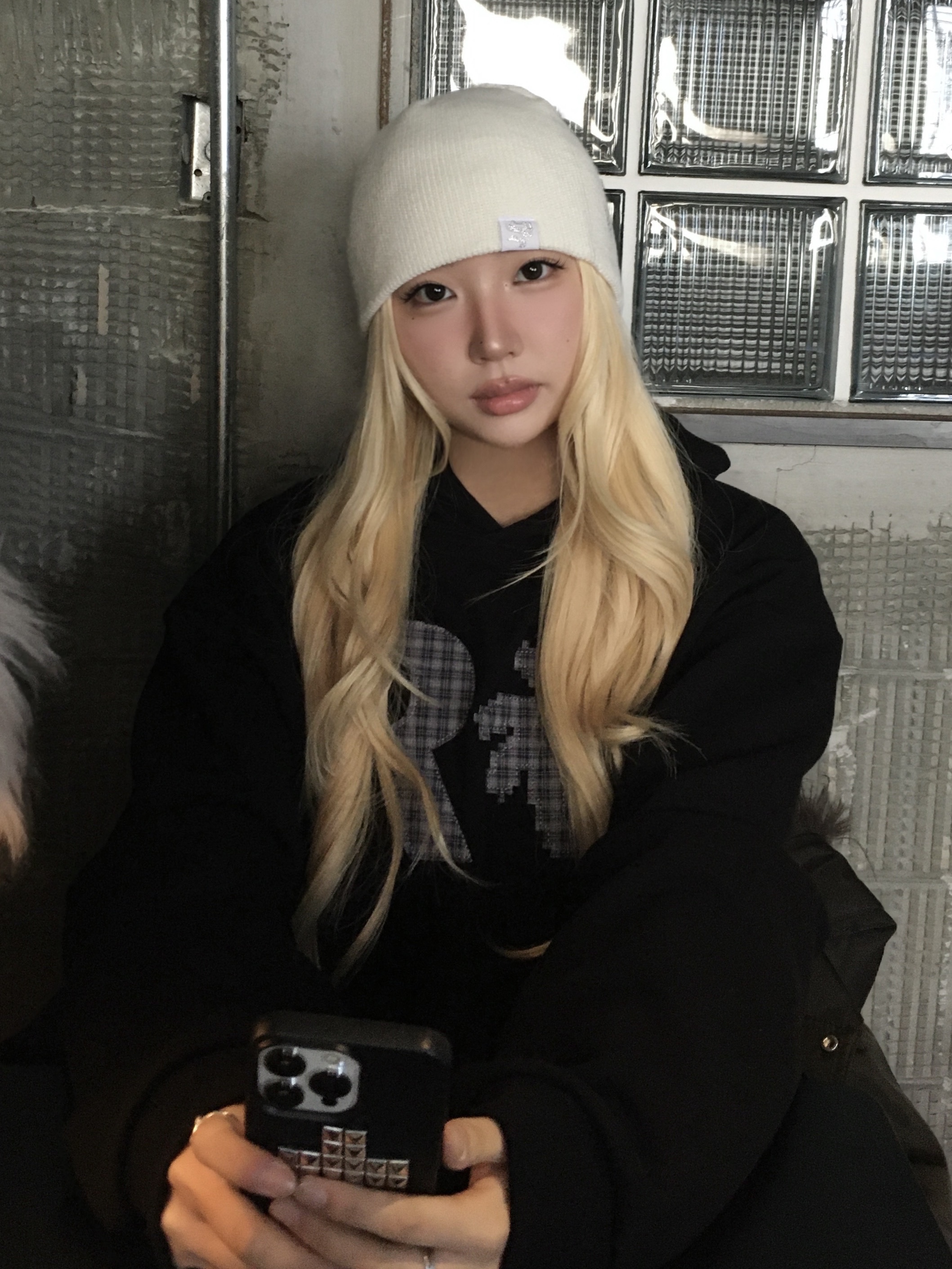 SLOW RECORD HOUSE Check Patch Hoodie Black 착용 스타일 - 1