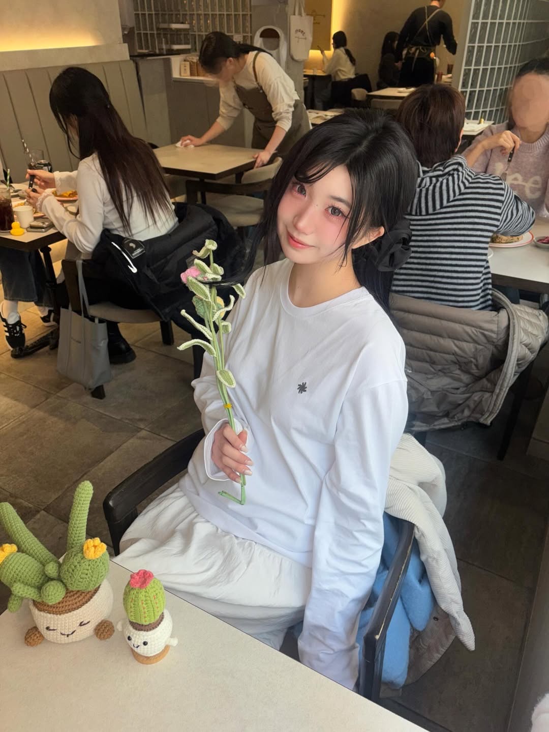 SLOW RECORD HOUSE Fingerhole Crop Long Sleeve White 착용 스타일 - 4