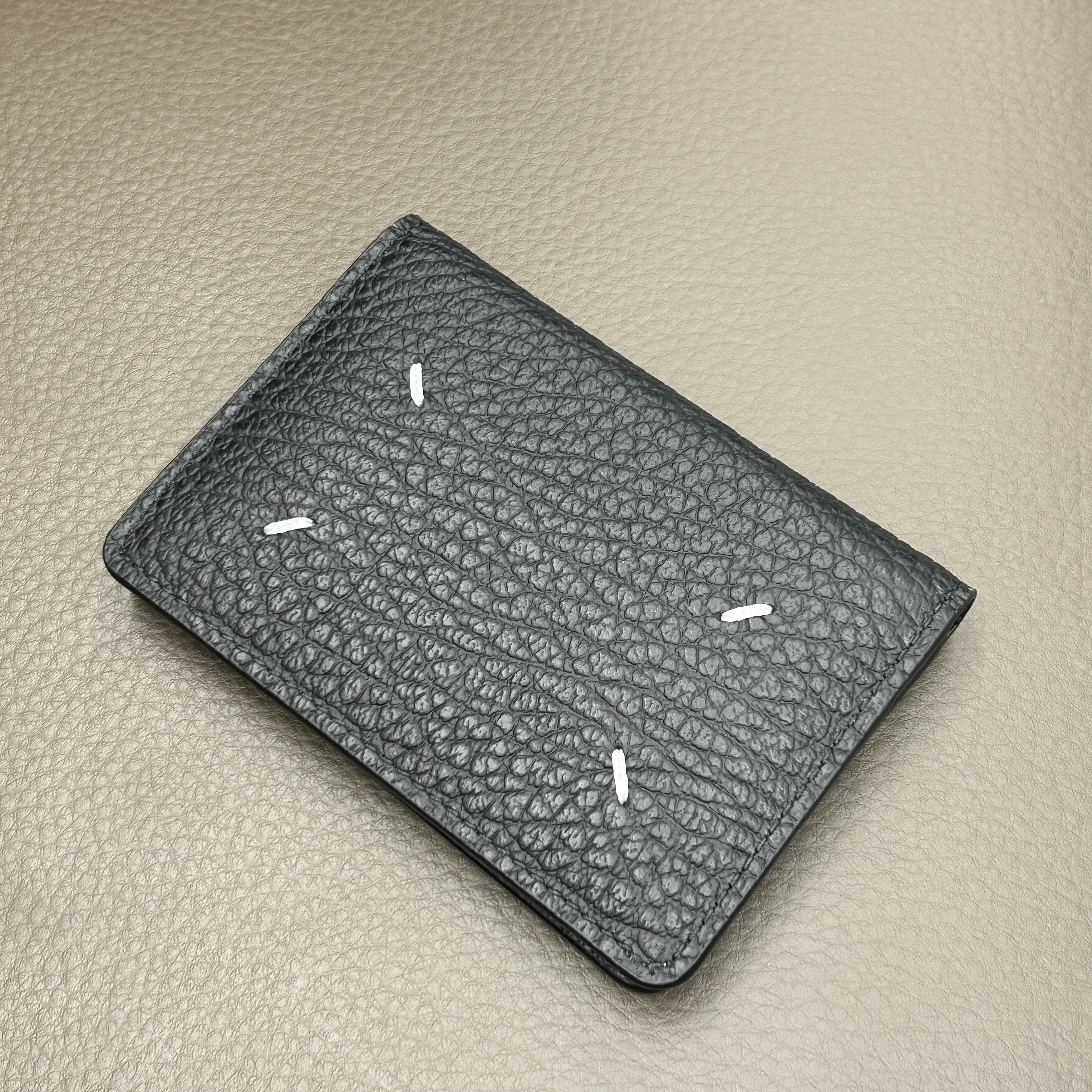 Maison Margiela Bovine Leather Card Holder Black 착용 스타일 - 1
