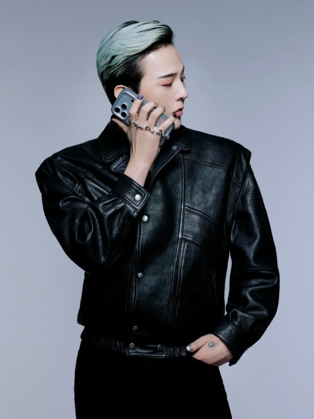 Casetify x G-DRAGON iPhone Alloy Ripple Case Silver Grey, Casetify x G-DRAGON iPhone Magsafe Ripple Case Mint Blue 착용 스타일 - 3