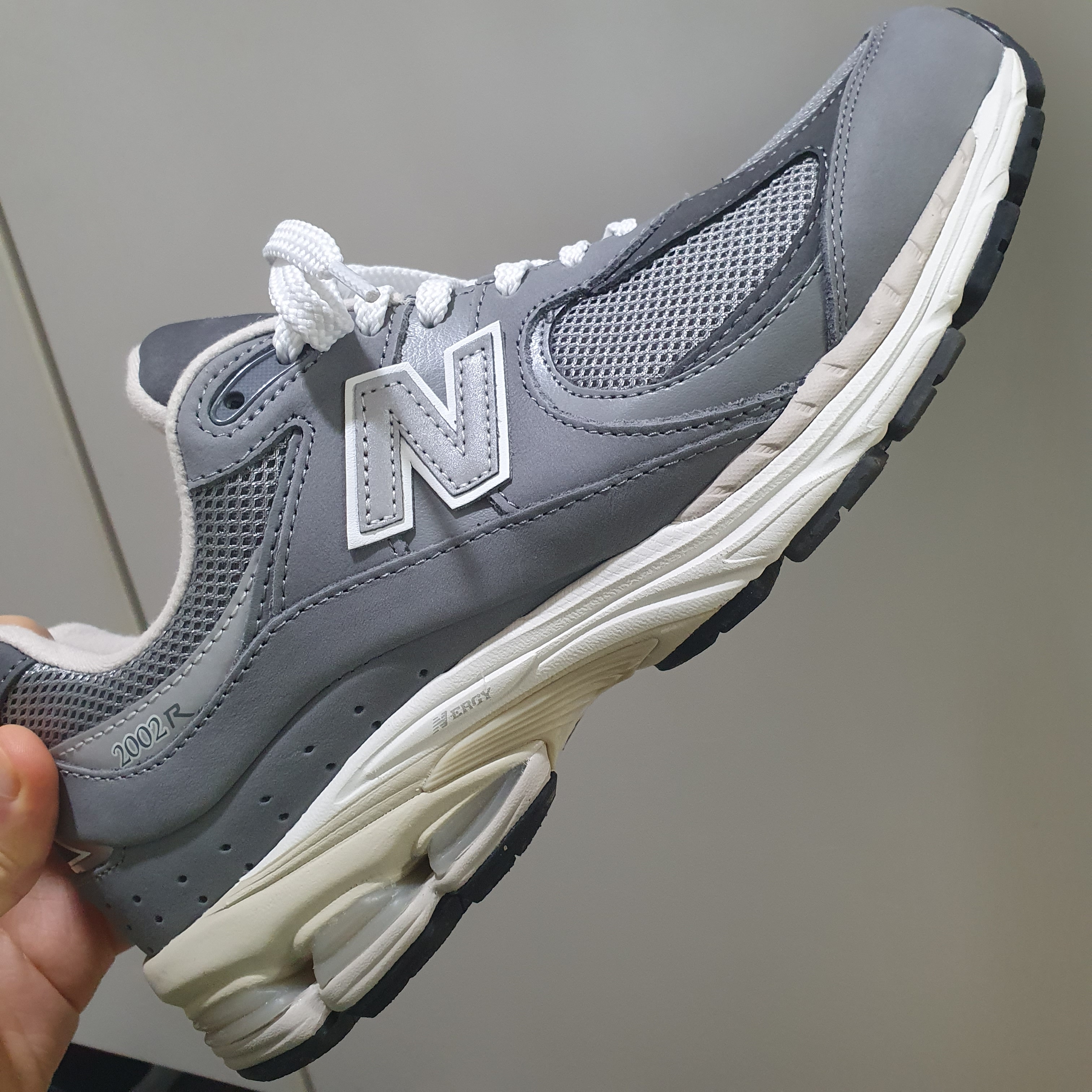 New Balance 2002R Premium Vintage Grey 착용 스타일
