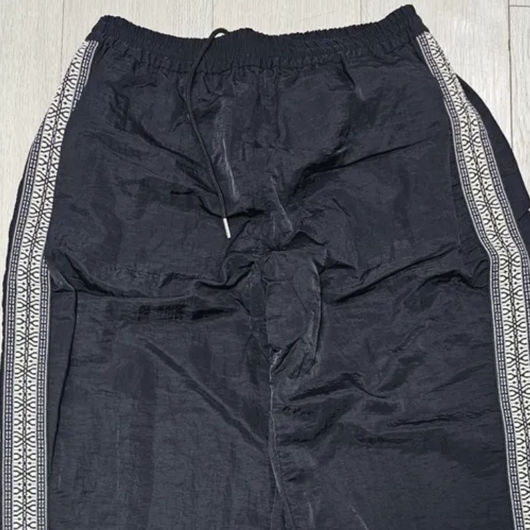 Millo Archive Wide Track Panel Pants Black 착용 스타일