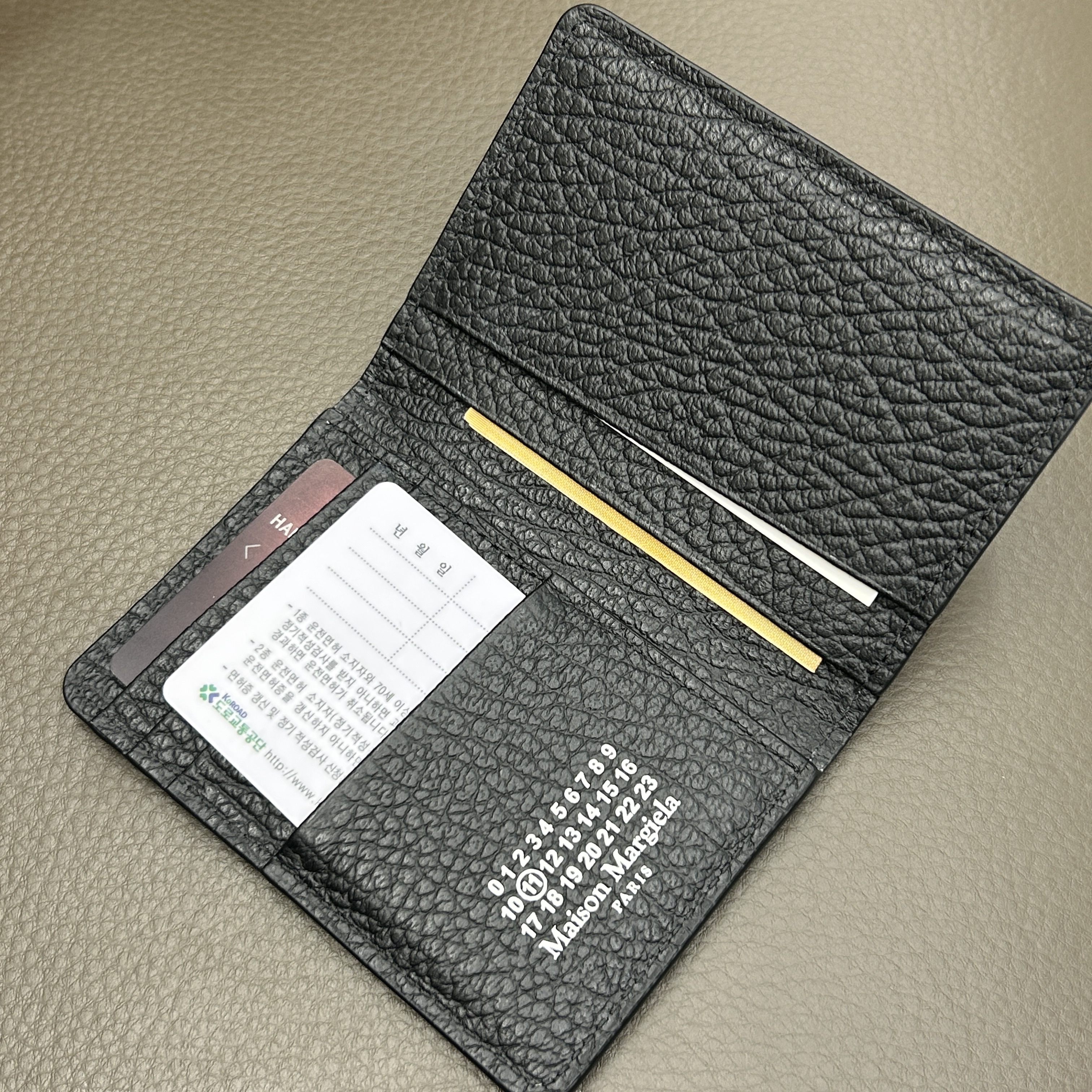 Maison Margiela Bovine Leather Card Holder Black 착용 스타일 - 2