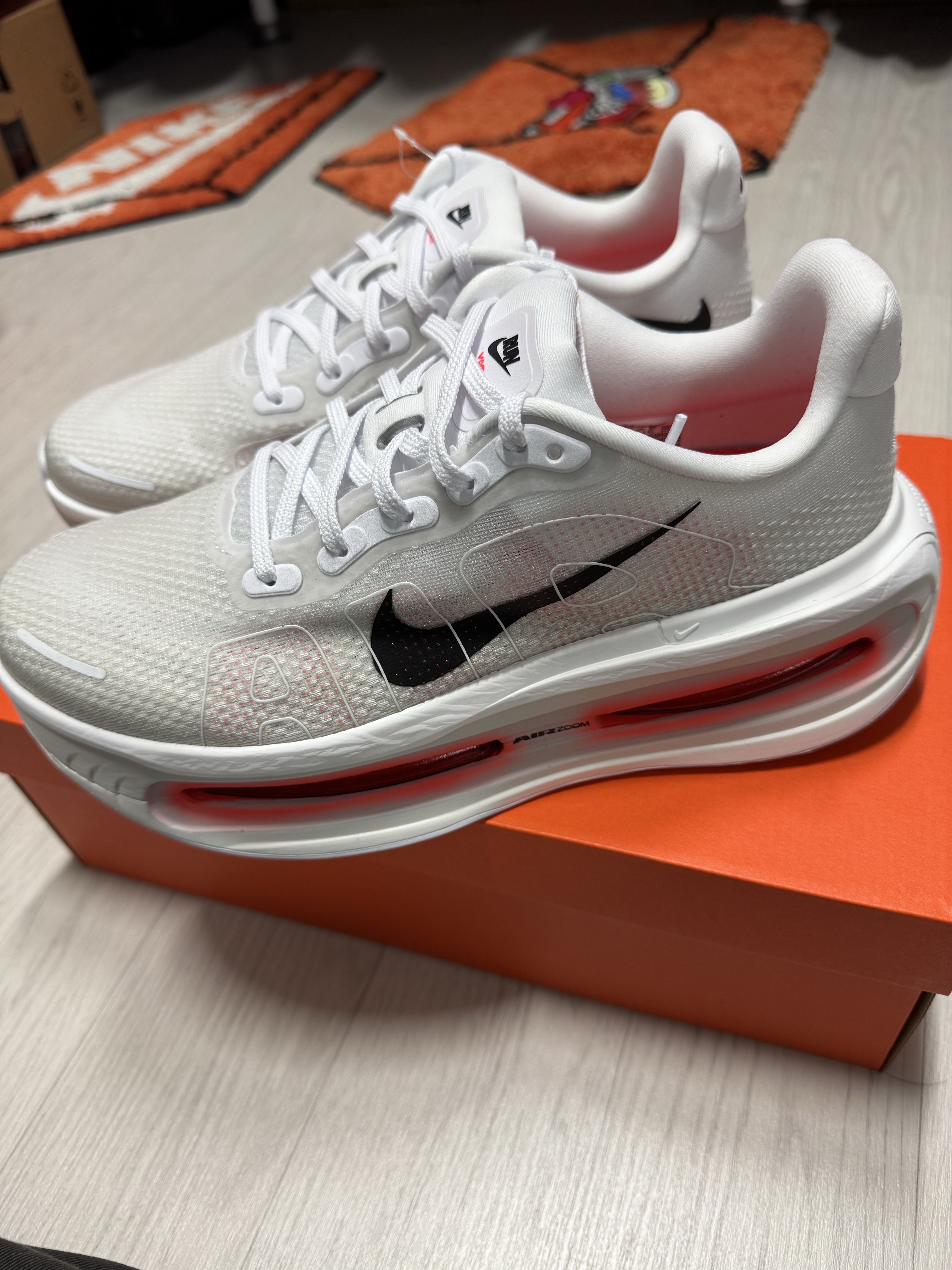 Nike Vomero Premium White Bright Crimson 착용 스타일 - 2