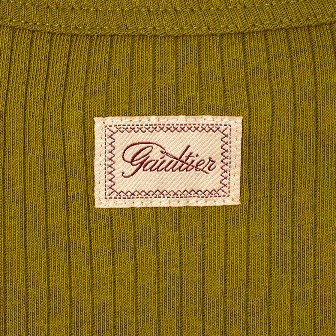 장 폴 고티에 우먼 코튼 리브드 크롭 베이비 티 위드 "Gaultier" 패치 그린 - 26SS(Jean Paul Gaultier Women Cotton Ribbed Cropped Baby Tee With "Gaultier" Patch Green - 26SS) - 4