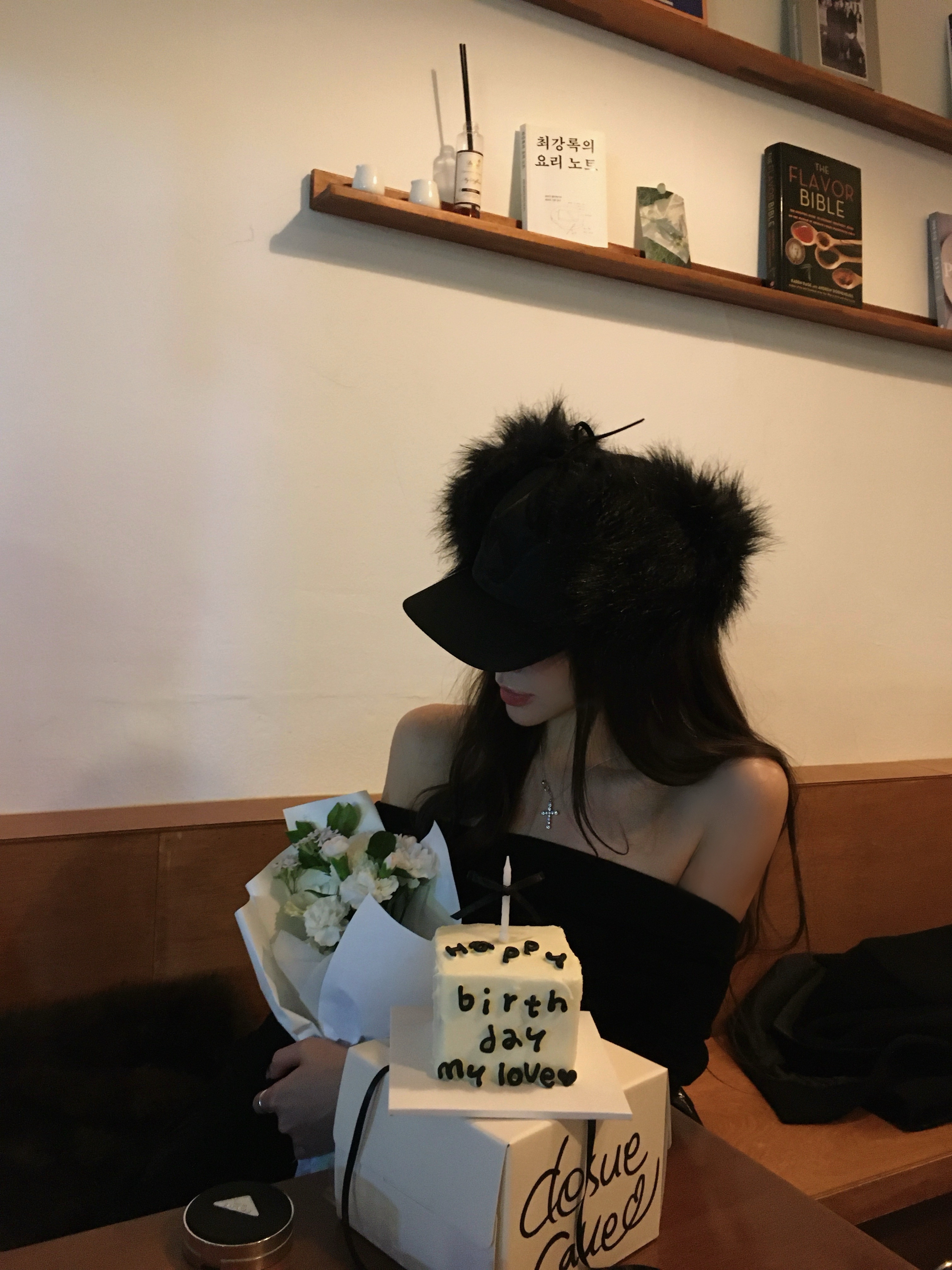 Open Yy Faux Fur Earflap Cap Black, NUMBERING #3729 Round Brilliant Gradient Cross Necklace White 착용 스타일 - 2