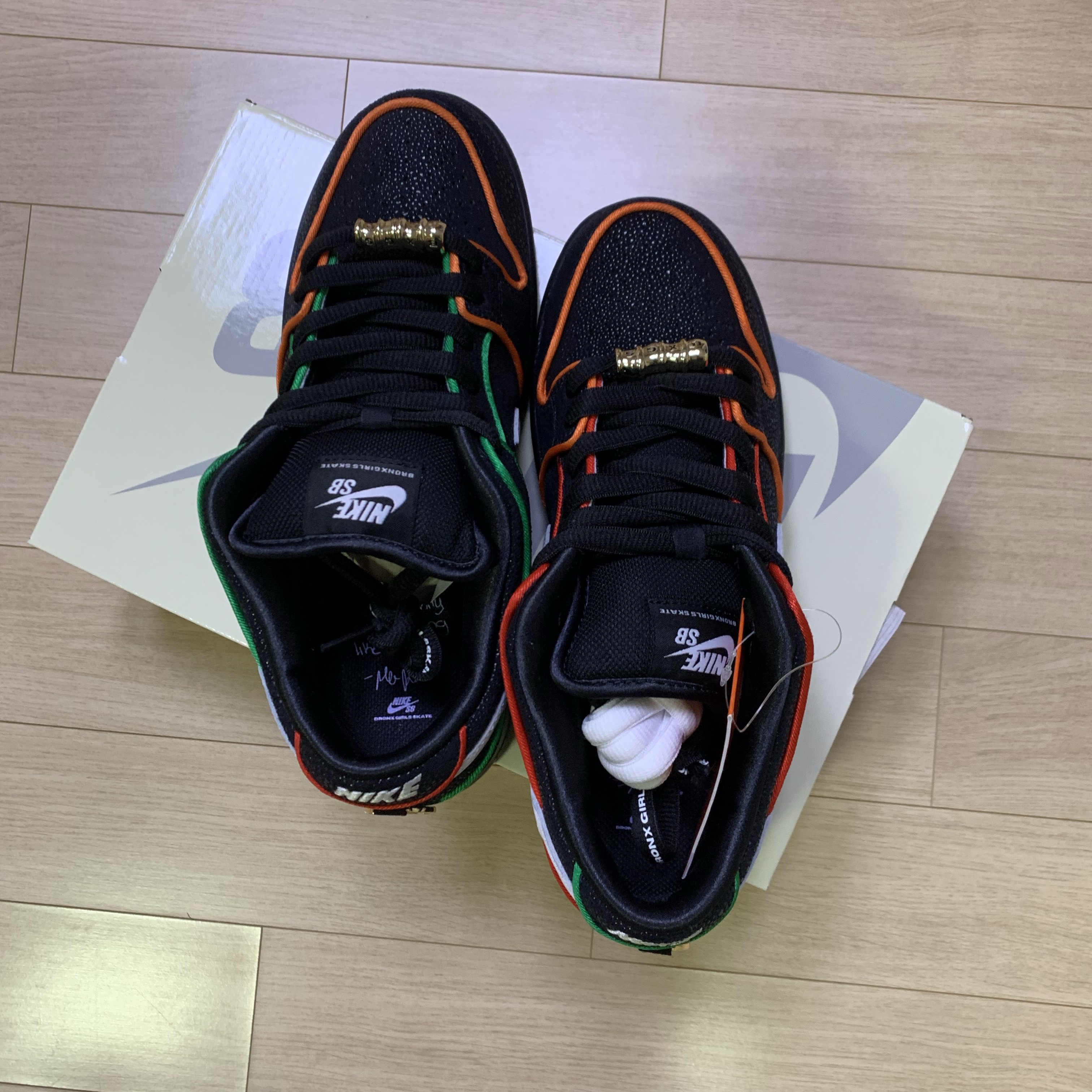 Nike x Bronx Girls Skate SB Dunk Low Black and Challenge Red 착용 스타일 - 4