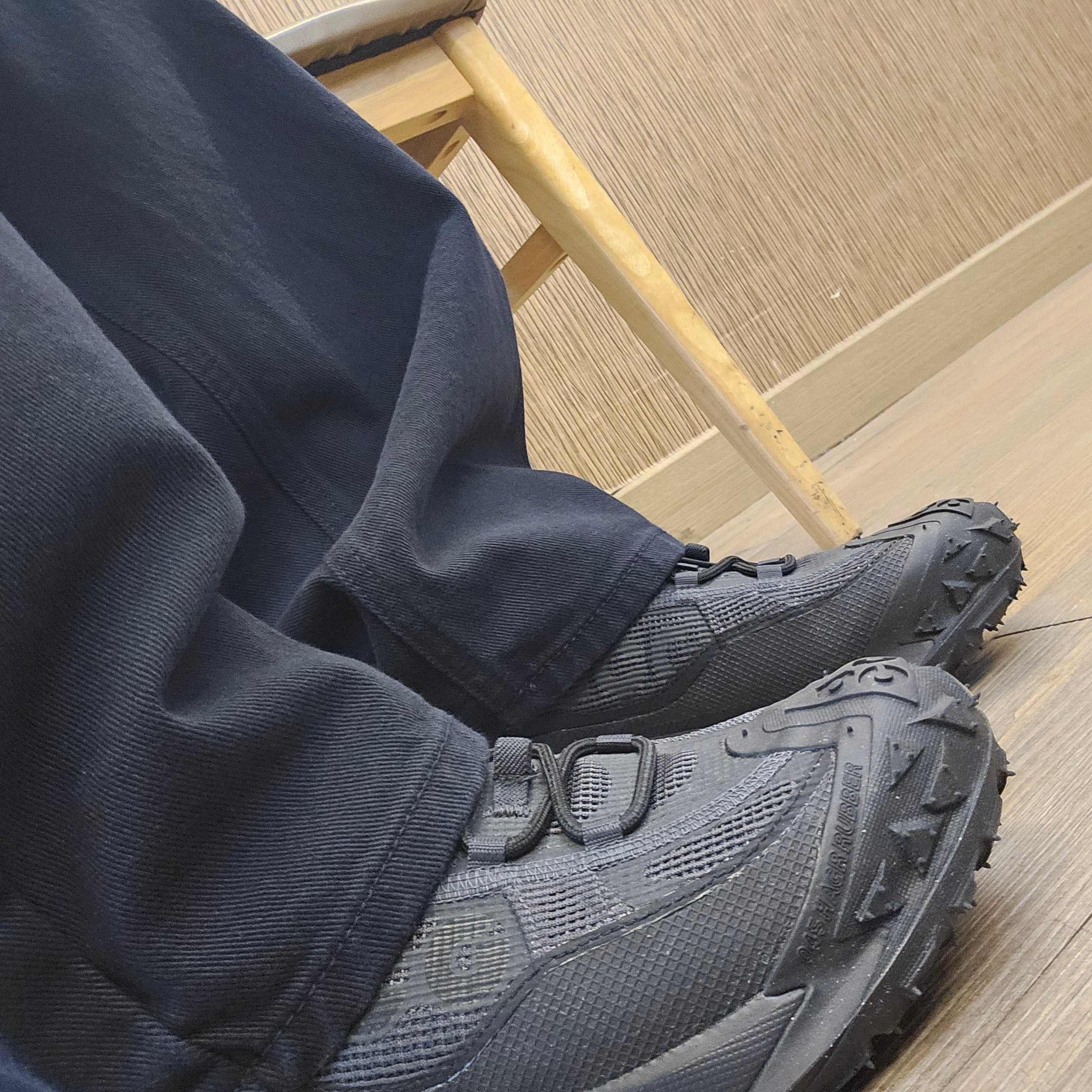 Nike ACG Mountain Fly 2 Low Gore-Tex Black and Dark Smoke Grey 착용 스타일 - 2