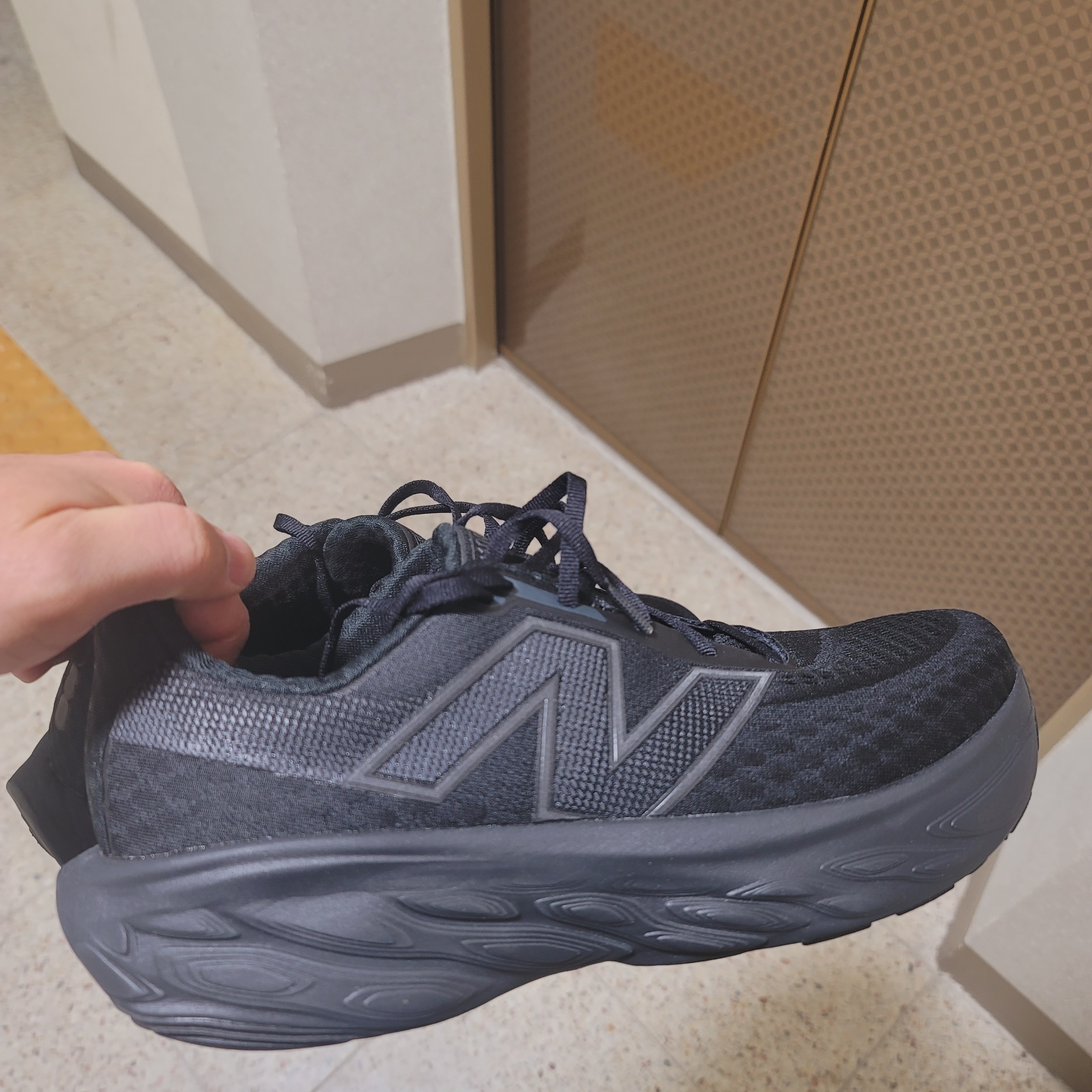New Balance Fresh Foam X 1080v14 Black Black Metallic - 2E Wide 착용 스타일 - 1