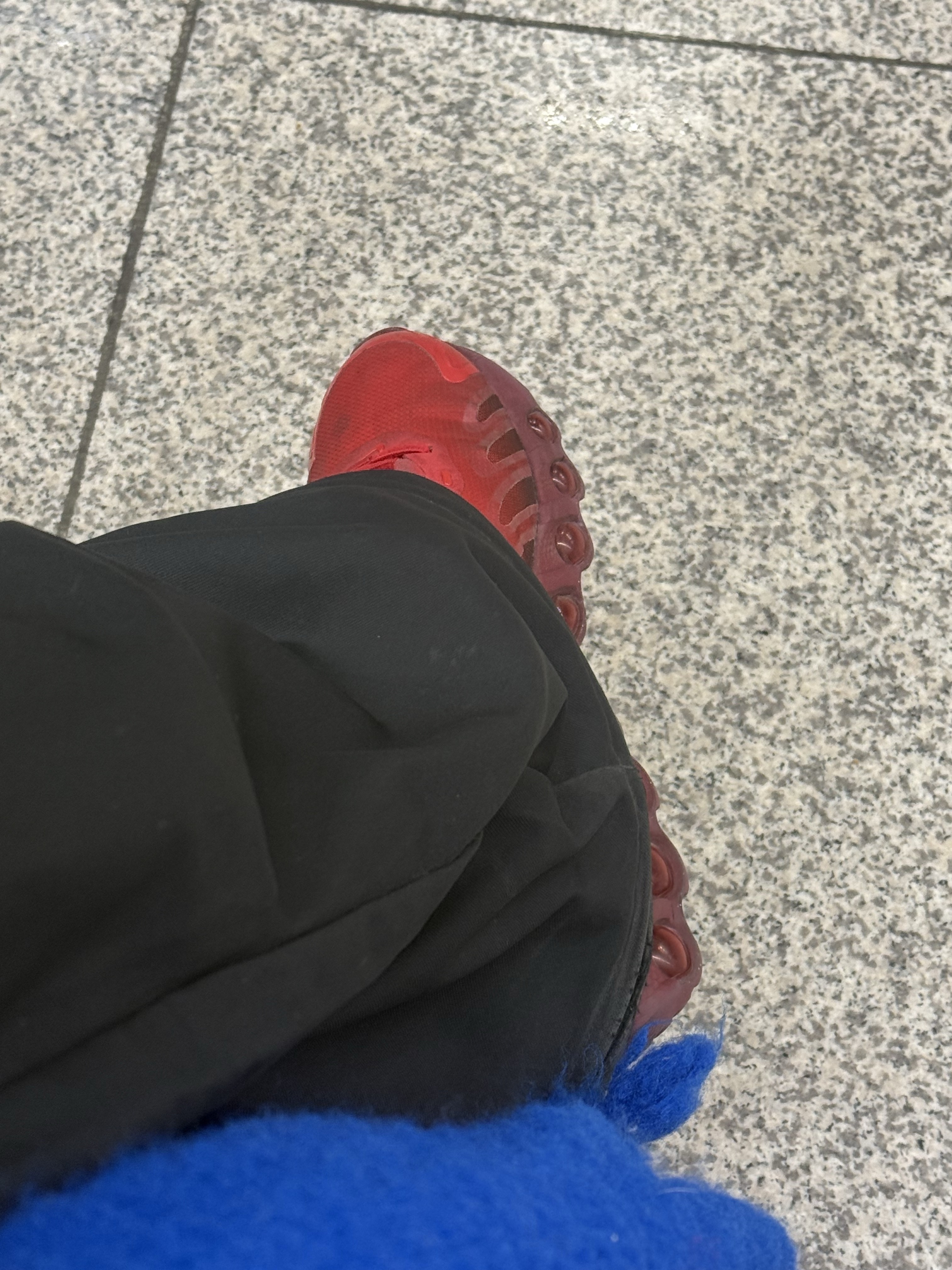 (W) Nike Air Max Dn8 University Red Tough Red, Salomon Snowclog Black Asphalt 착용 스타일 - 1