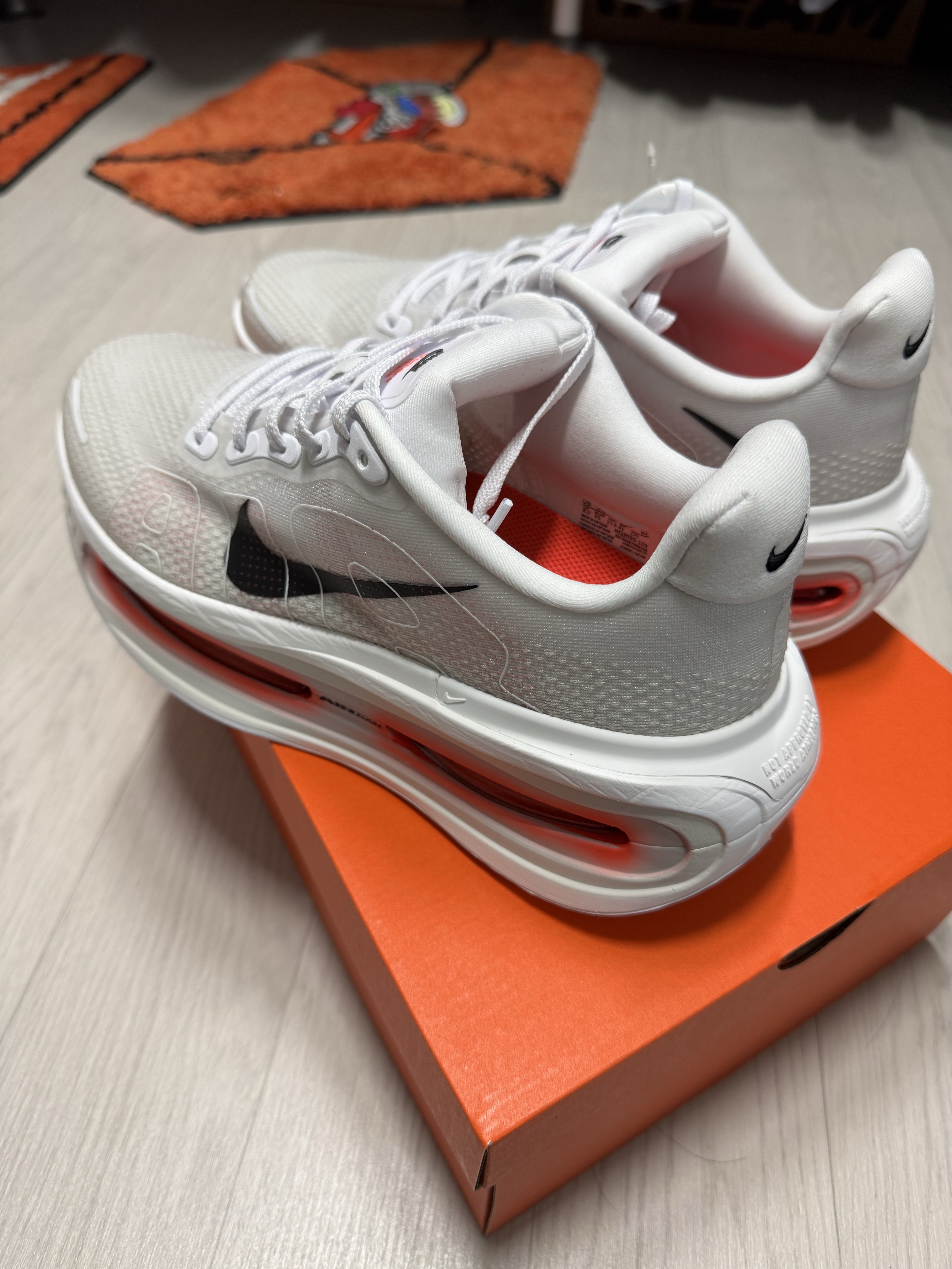 Nike Vomero Premium White Bright Crimson 착용 스타일 - 3