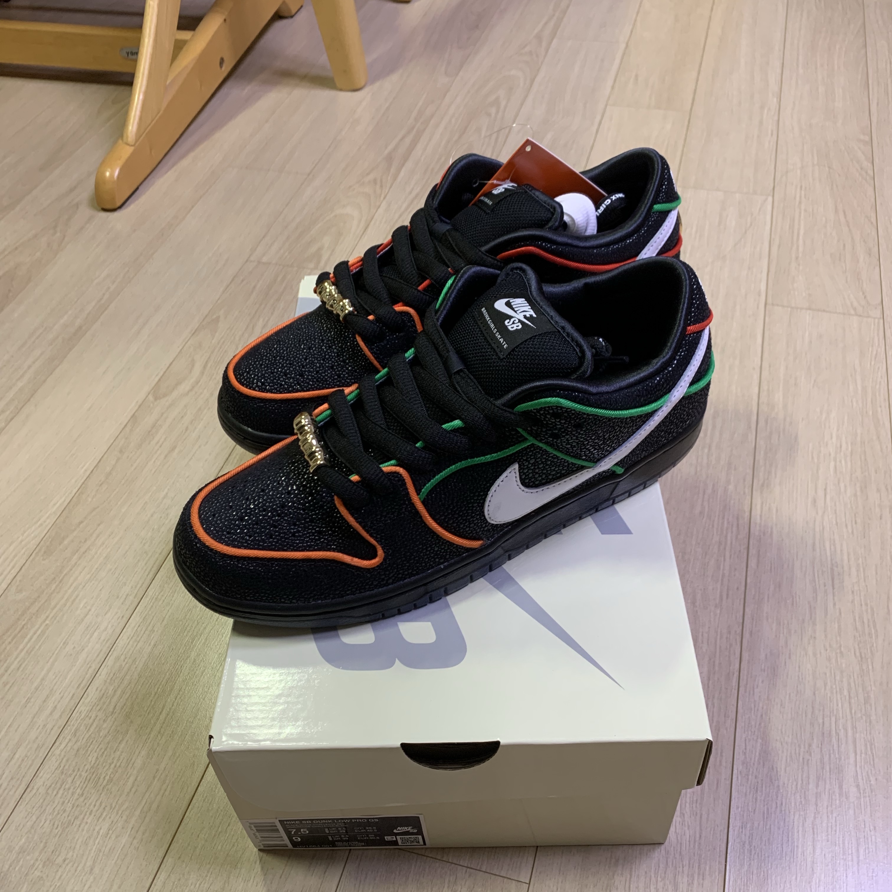 Nike x Bronx Girls Skate SB Dunk Low Black and Challenge Red 착용 스타일 - 2
