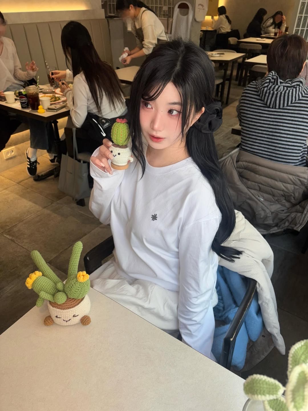 SLOW RECORD HOUSE Fingerhole Crop Long Sleeve White 착용 스타일 - 1