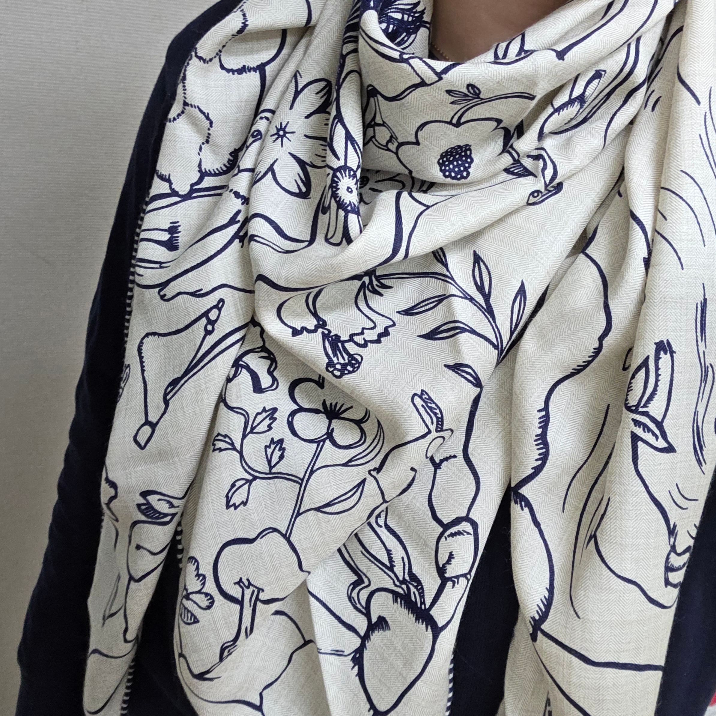 (W) Hermes Mille Et Un Lapins Triangle Cashmere Silk Naturel Encre 착용 스타일