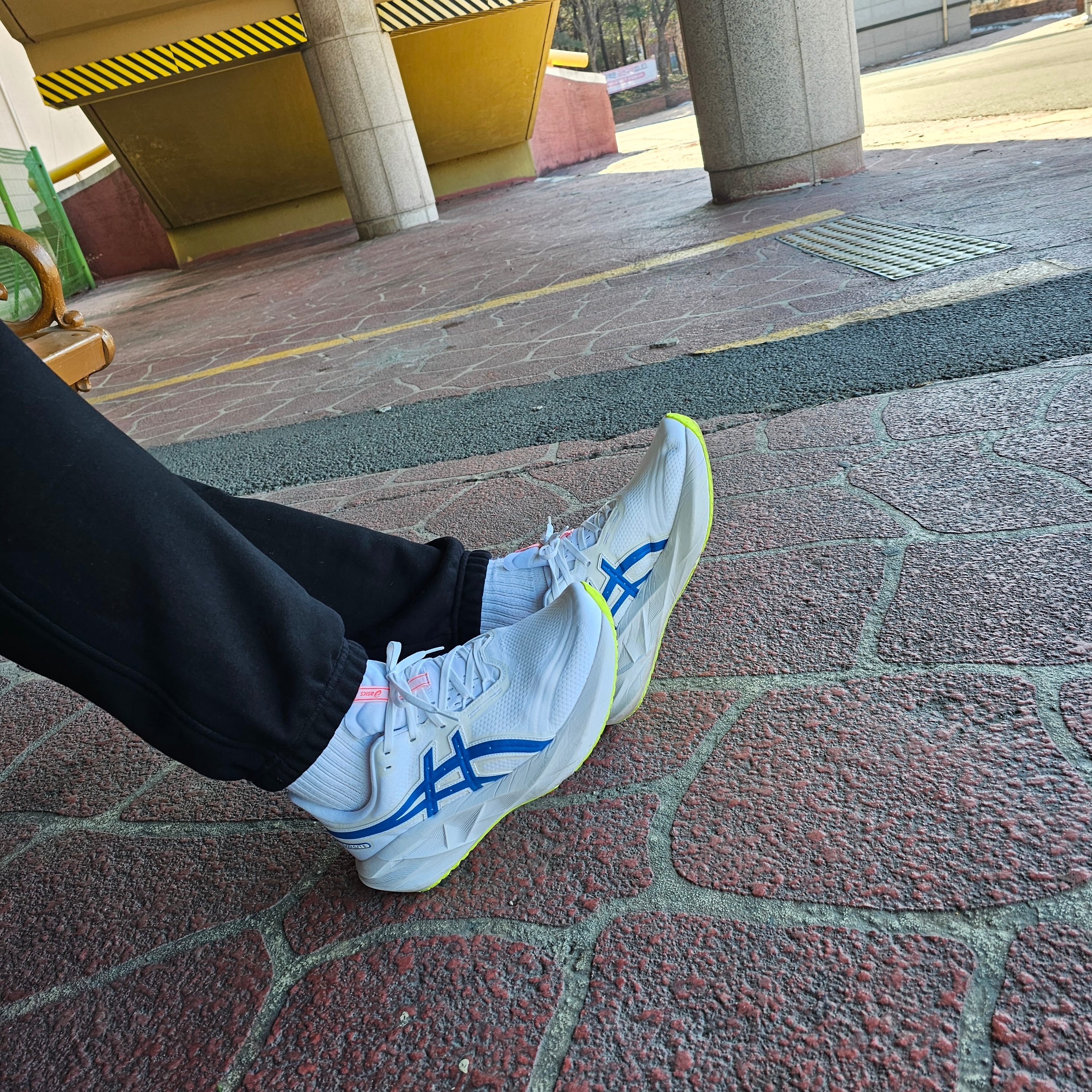 Asics Novablast 5 White Tuna Blue 착용 스타일 - 2