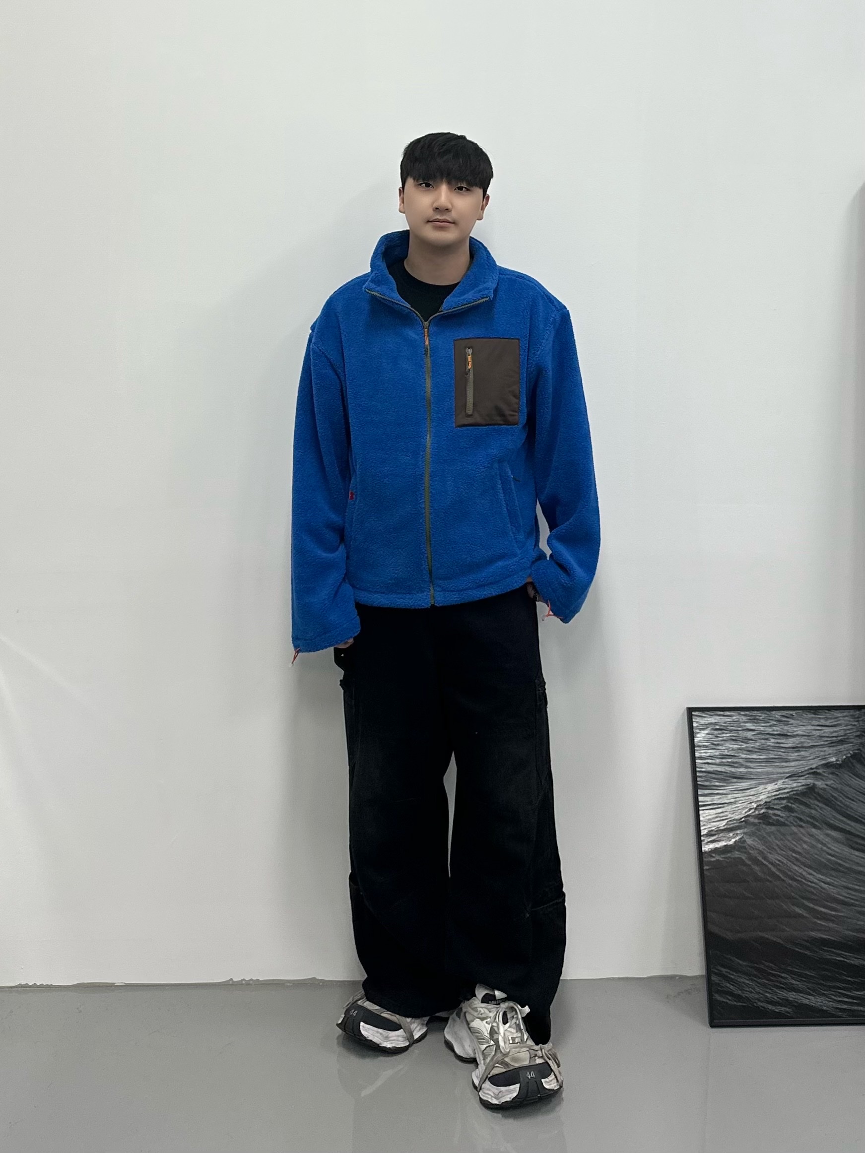 Balenciaga Cargo Sneakers White Grey 착용 스타일 - 1