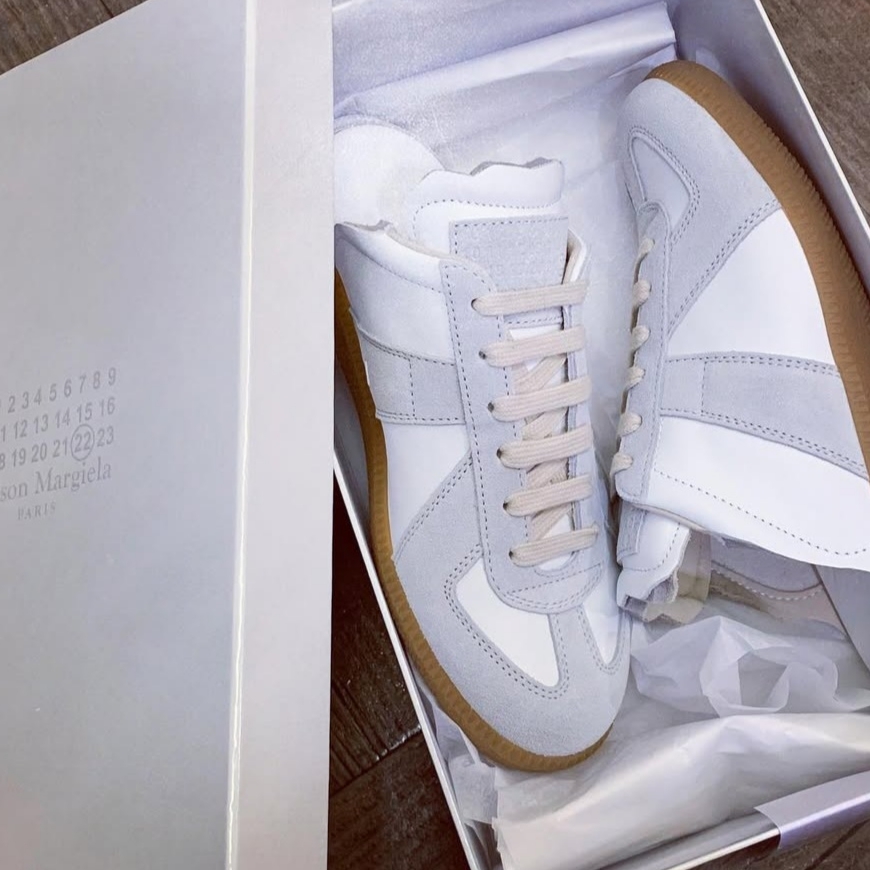 (W) Maison Margiela Replica Cut-Out Sneakers White 착용 스타일