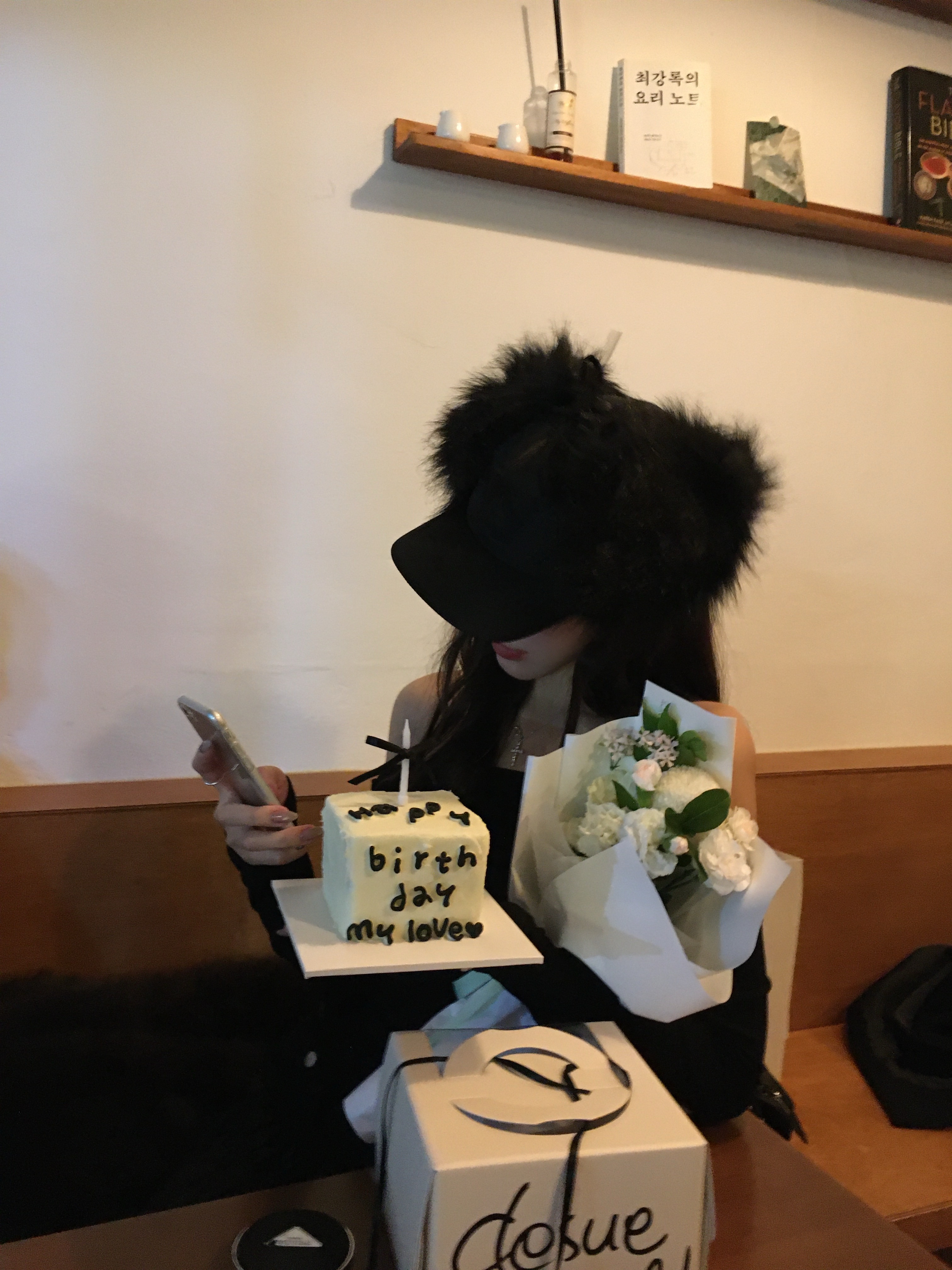 Open Yy Faux Fur Earflap Cap Black, NUMBERING #3729 Round Brilliant Gradient Cross Necklace White 착용 스타일 - 4