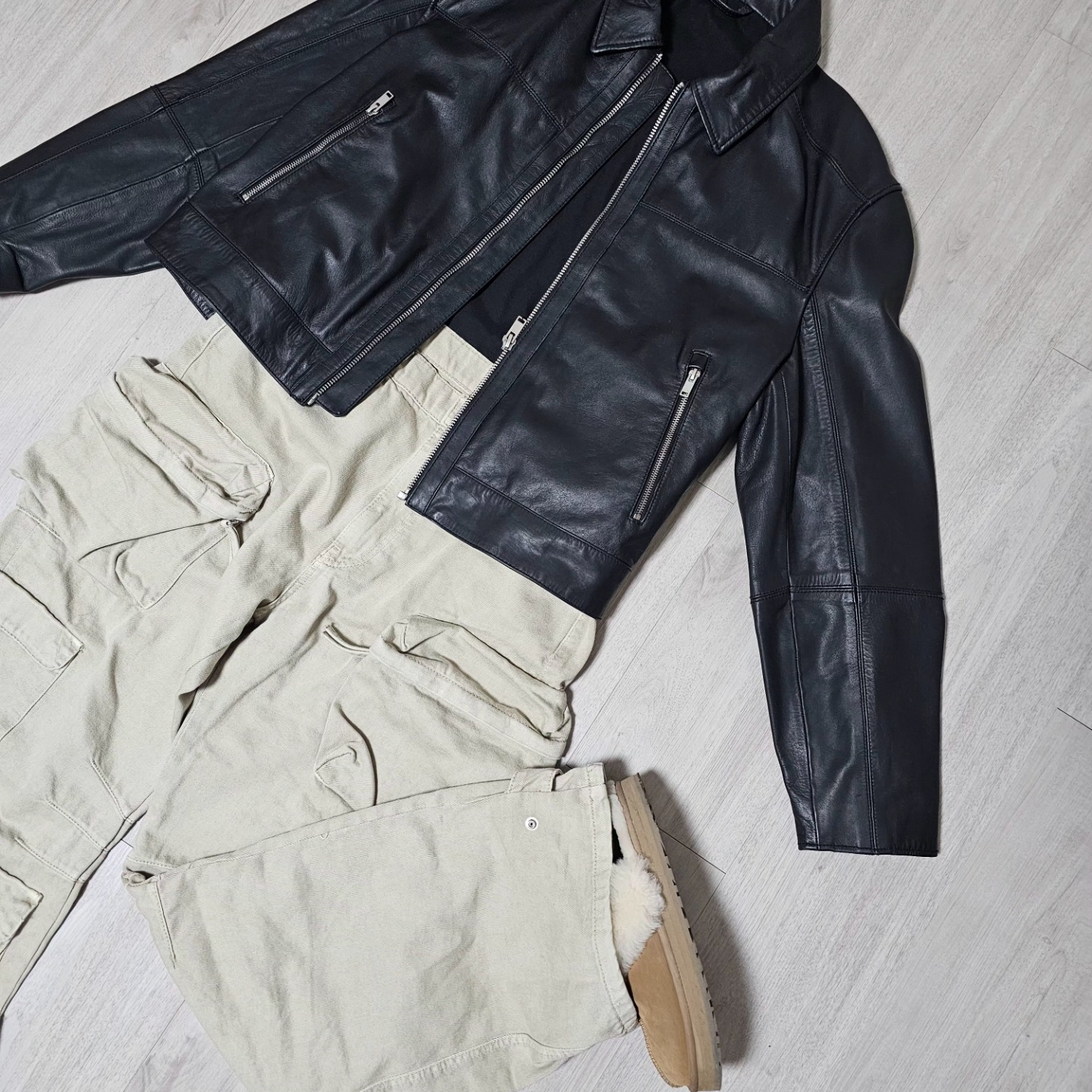 Zara Denim Cargo Pocket Pants Camel, Zara x Studio Nicholson Leather Jumper Black 착용 스타일 - 1