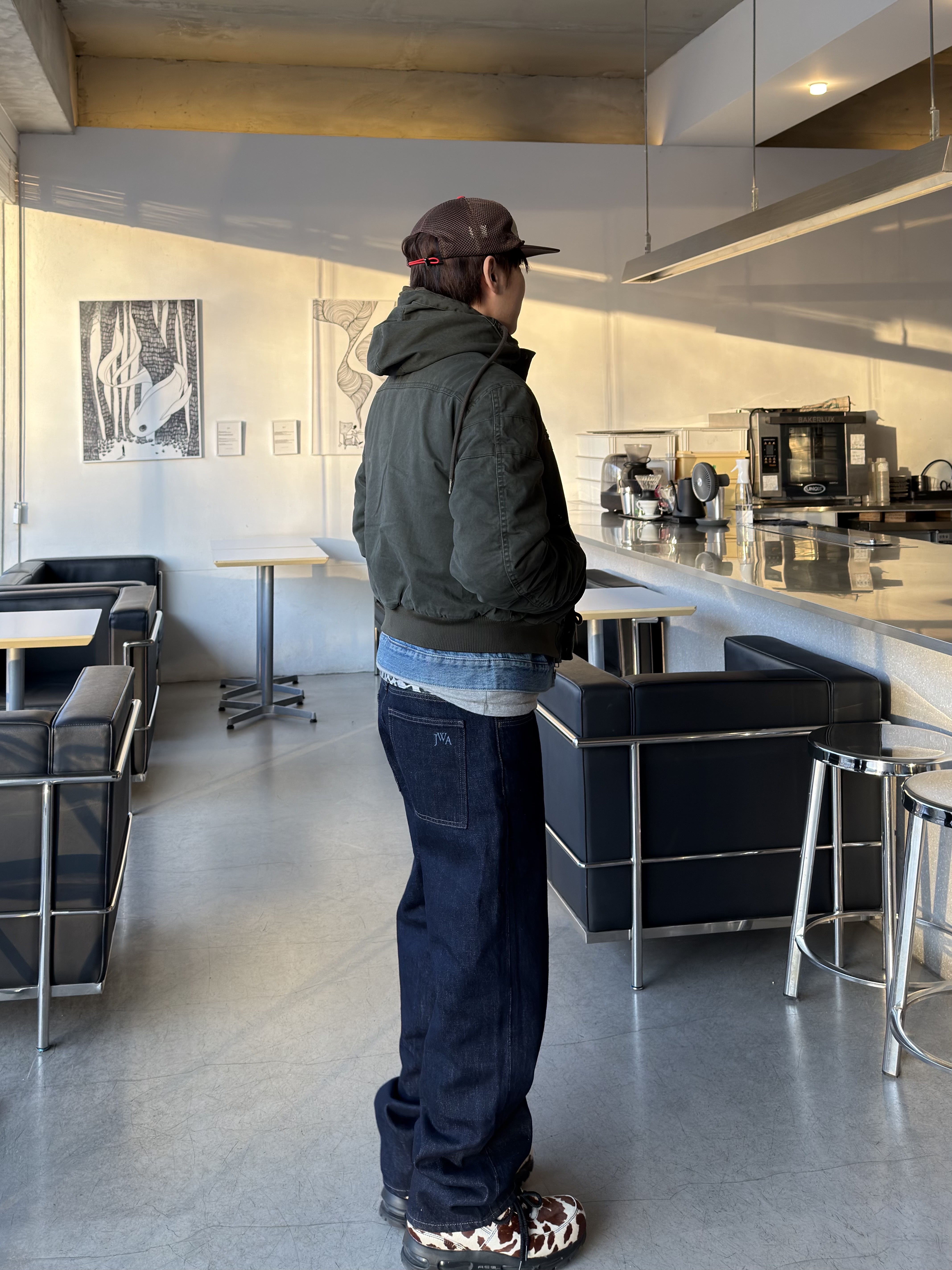 Alex Zono I Dig Running Trucker Hat OG Brown, Nike Air Max Goadome QS Sail and Cacao Wow 착용 스타일 - 3