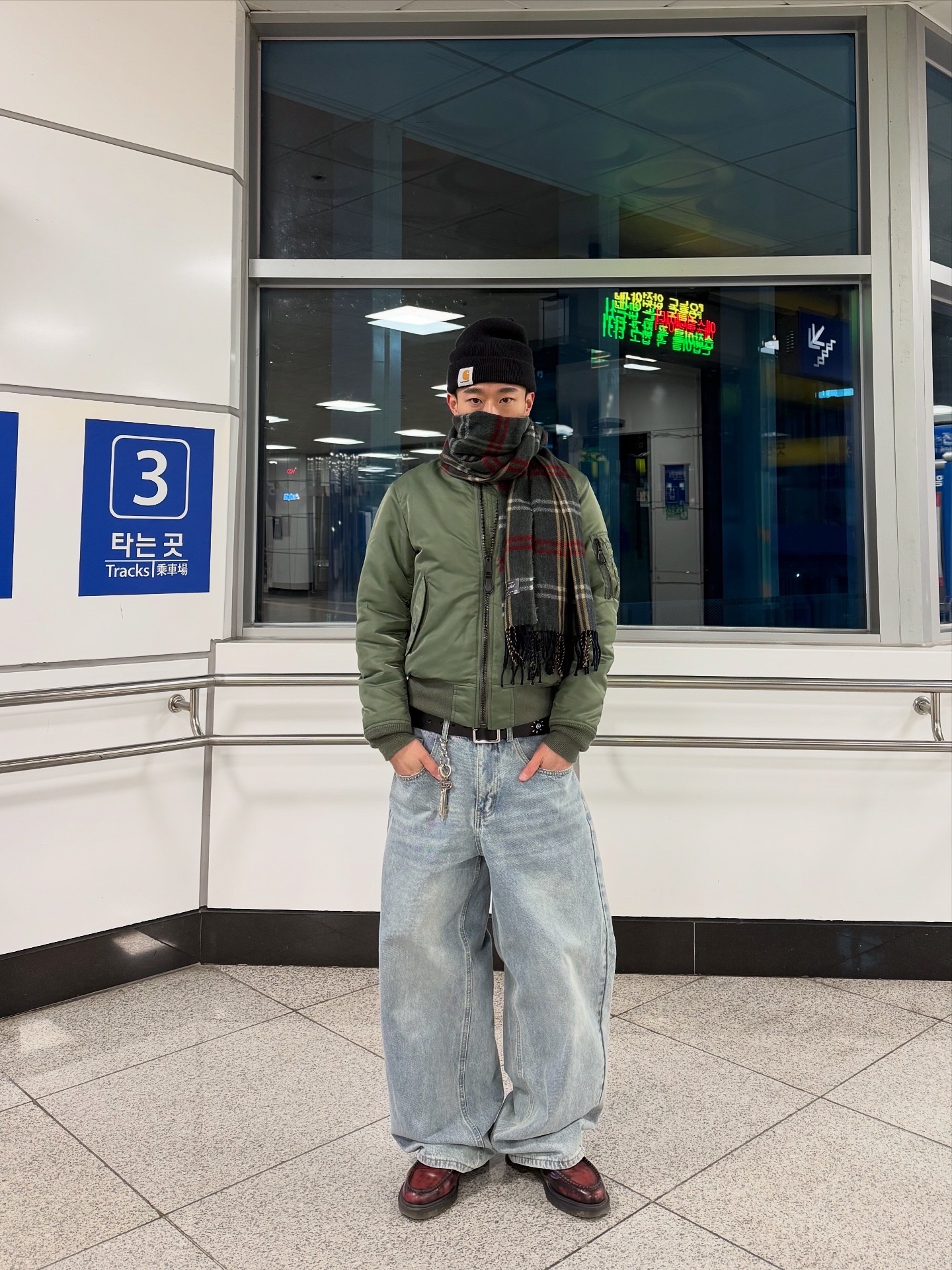 Dr. Martens Adrian Arcadia Leather Loafers Cherry Red, Carhartt WIP Short Watch Hat Black 착용 스타일 - 4