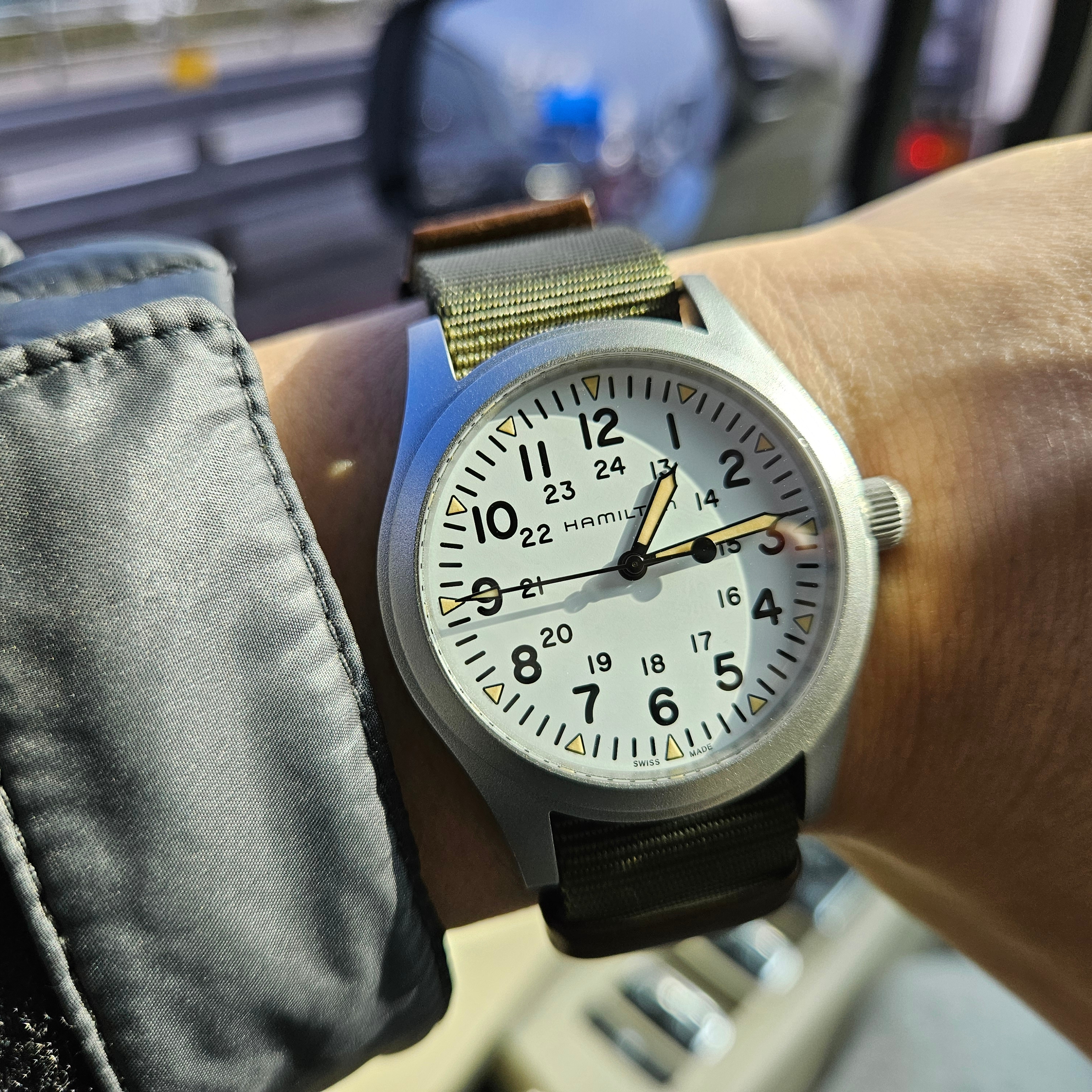 [15% 쿠폰] Hamilton Khaki Field Mechanical 42mm Nato Strap Green White 착용 스타일 - 3