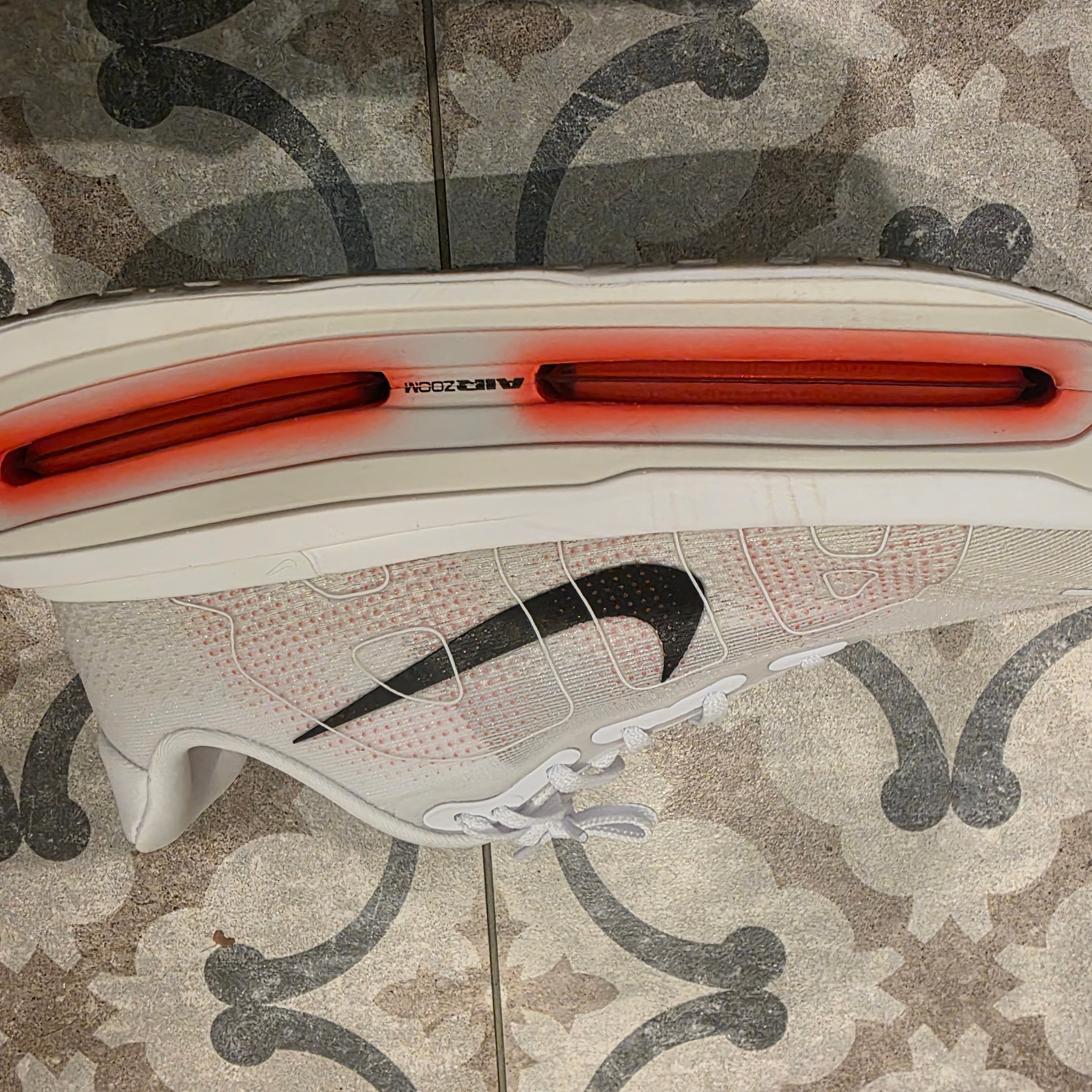 Nike Vomero Premium White Bright Crimson 착용 스타일
