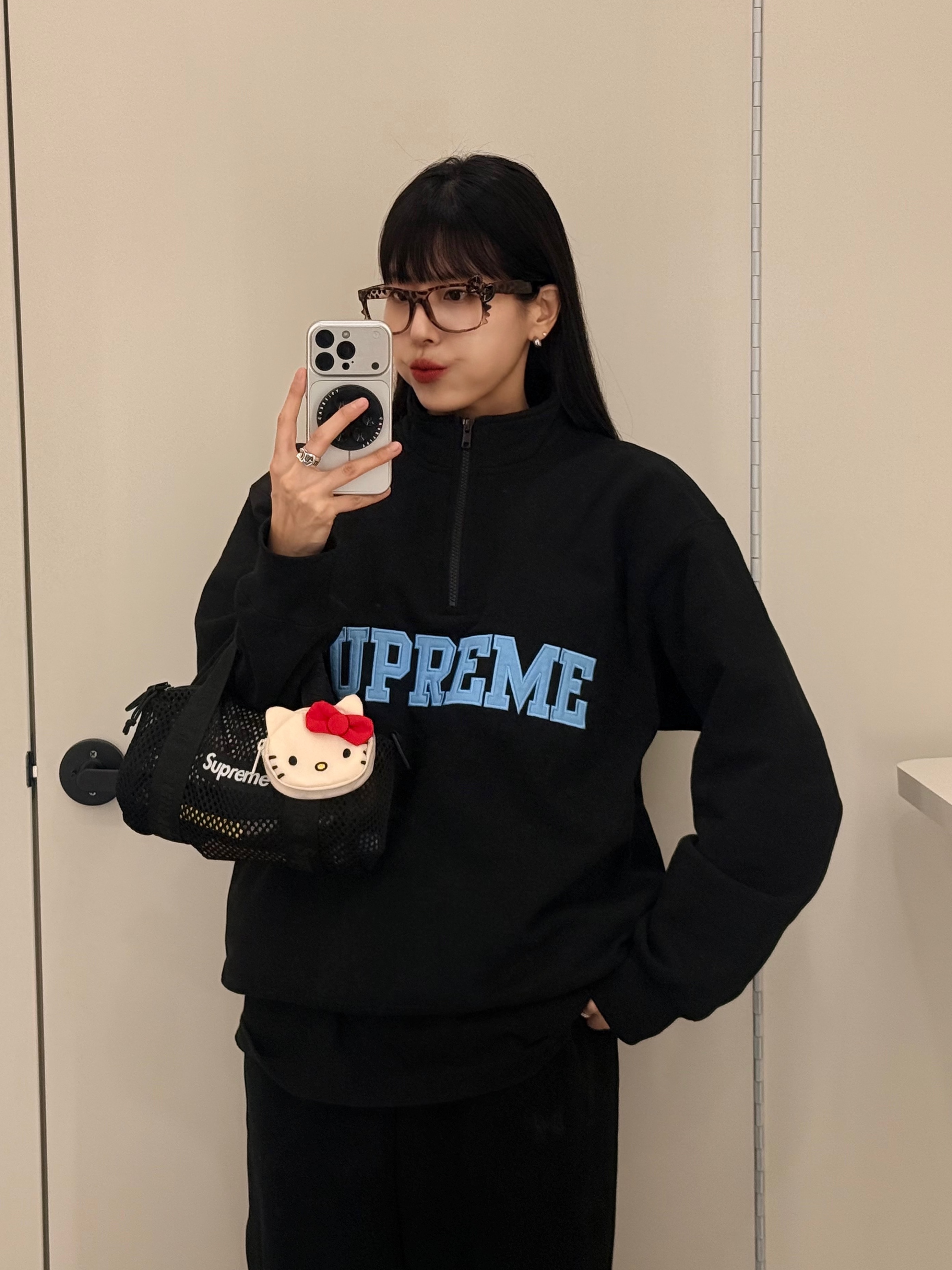 Supreme Collegiate Half Zip Pullover Black - 24FW, Supreme Mesh Mini Duffle Bag Black - 25SS 착용 스타일 - 2