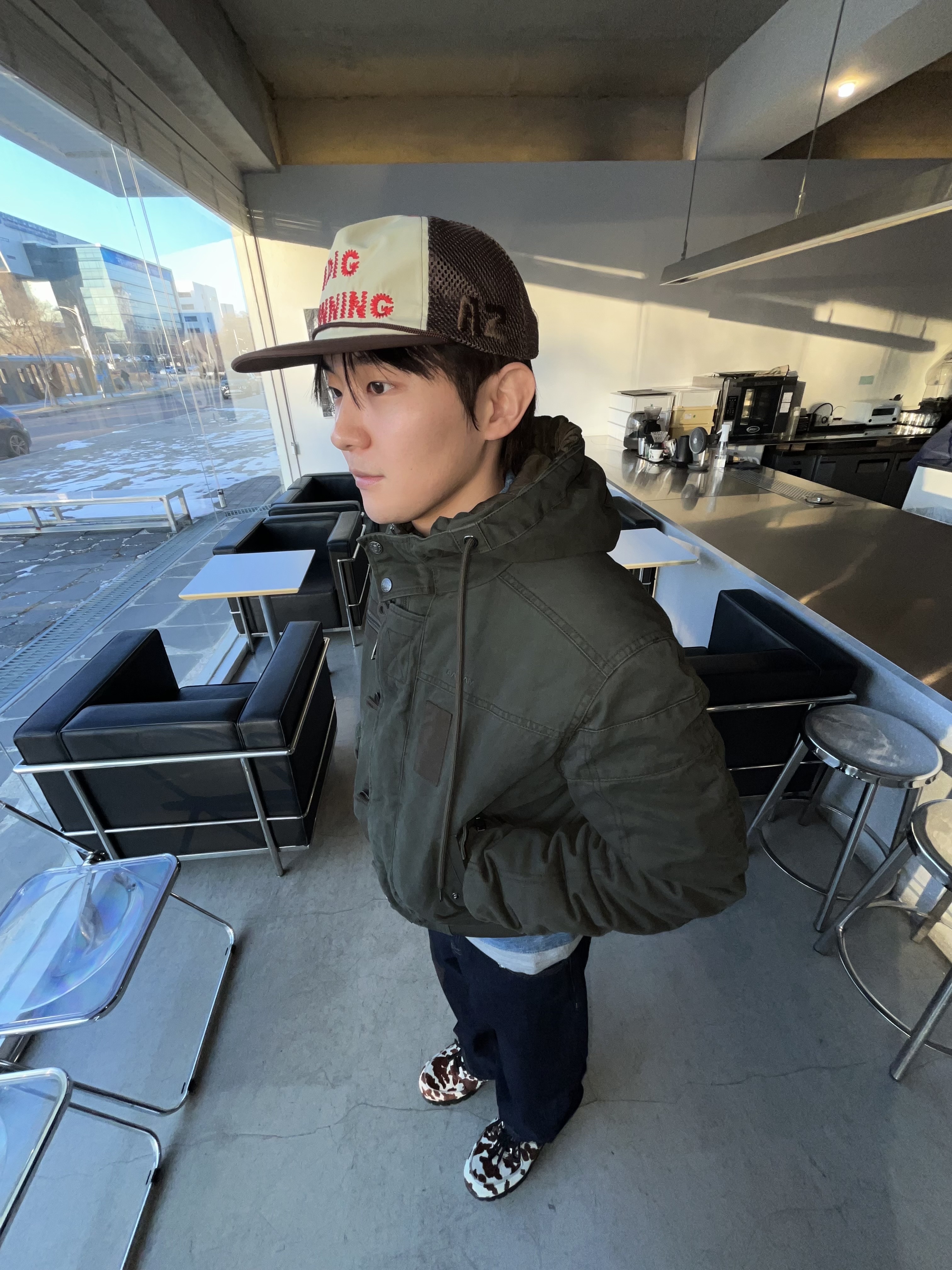 Alex Zono I Dig Running Trucker Hat OG Brown, Nike Air Max Goadome QS Sail and Cacao Wow 착용 스타일 - 1